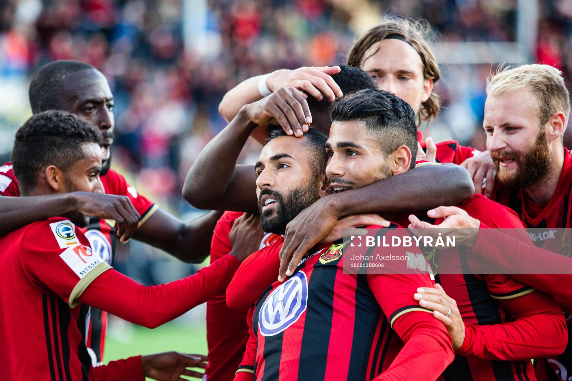 Östersunds Saman Ghoddos (mitten) jublar med lagkamrater