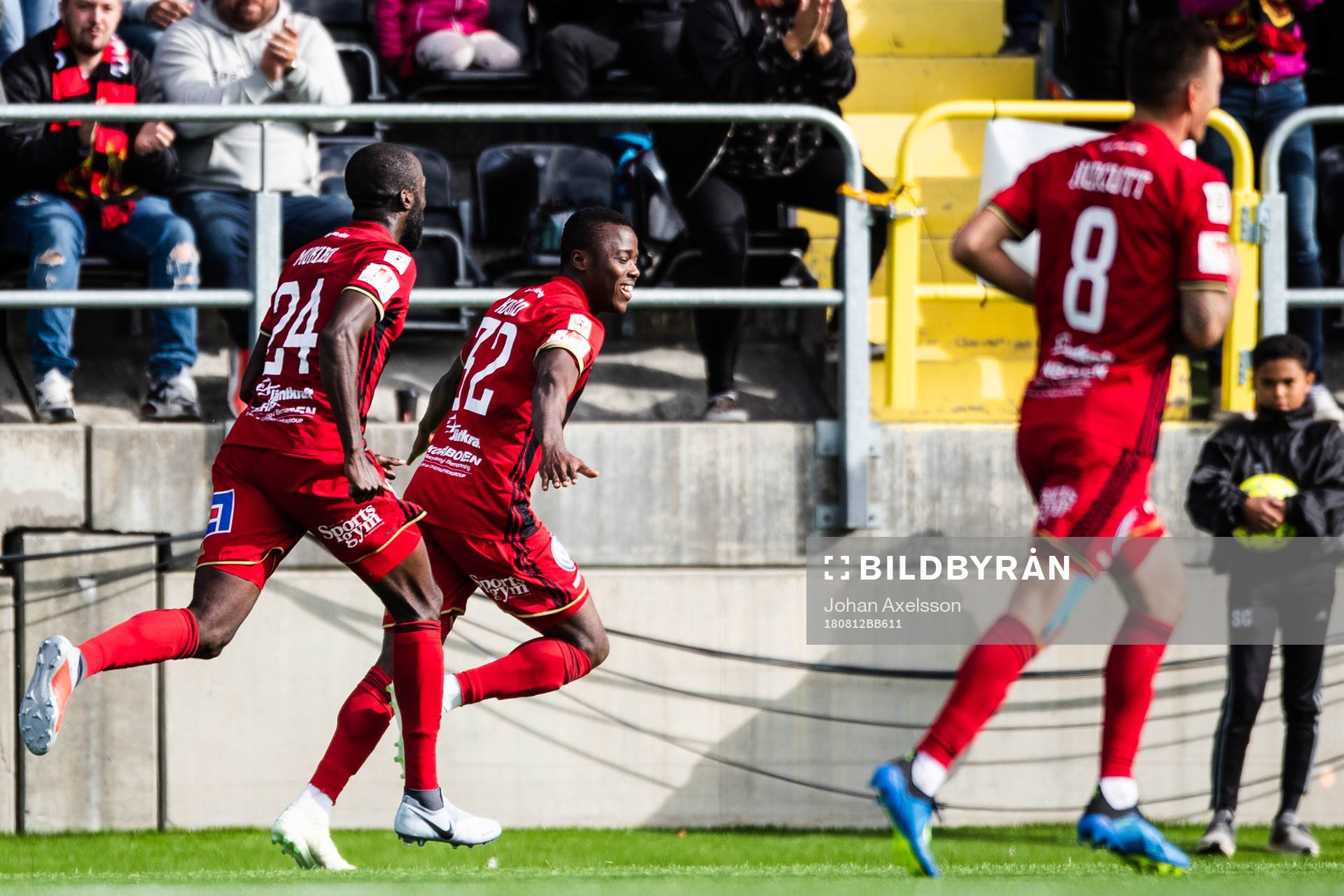 Östersunds Patrick Kpozo (mitten) jublar