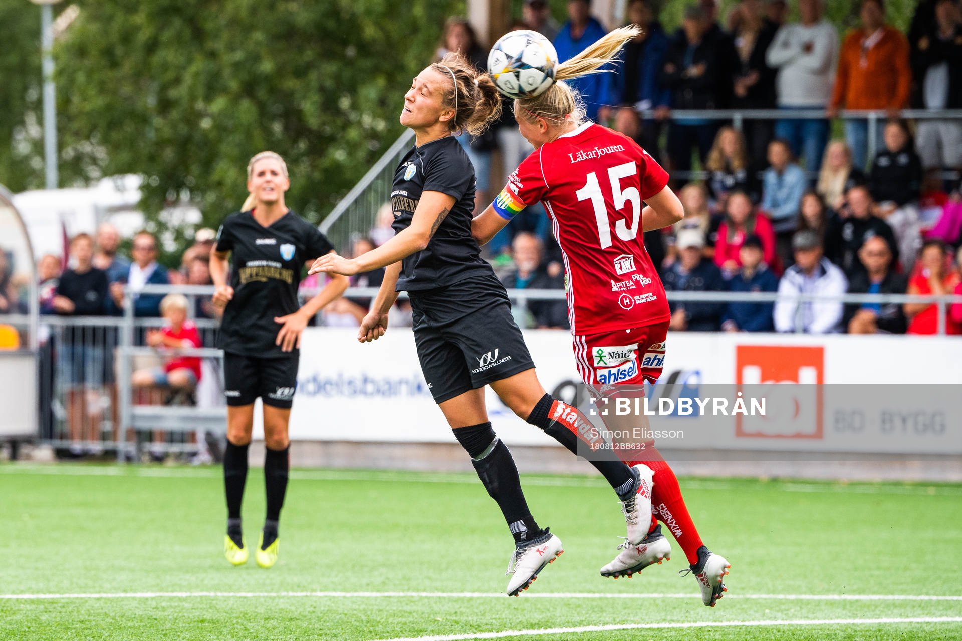 Göteborgs Julia Zigiotti Olme och Piteås Ellen Löfqvist under fotbollsmatchen i Damallsvenskan mellan Piteå och Kopparbergs/Göteborg den 12 augusti 2018 i Piteå.