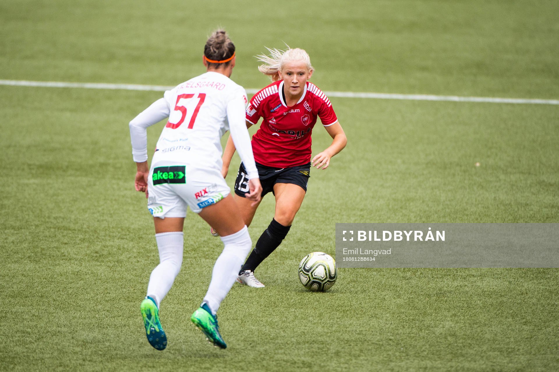 Rosengårds Sanne Troelsgaard Nielsen och Limhamn Bunkeflos Alice Magnusson under fotbollsmatchen i Damallsvenskan mellan Rosengård och LB07 den 12 augusti 2018 i Malmö.