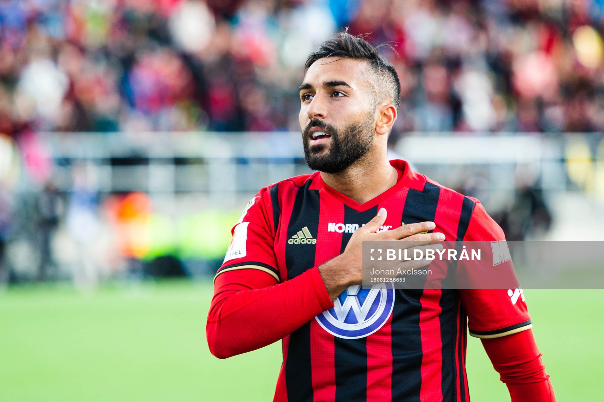 Östersunds Saman Ghoddos tar sig för bröstet och tackar