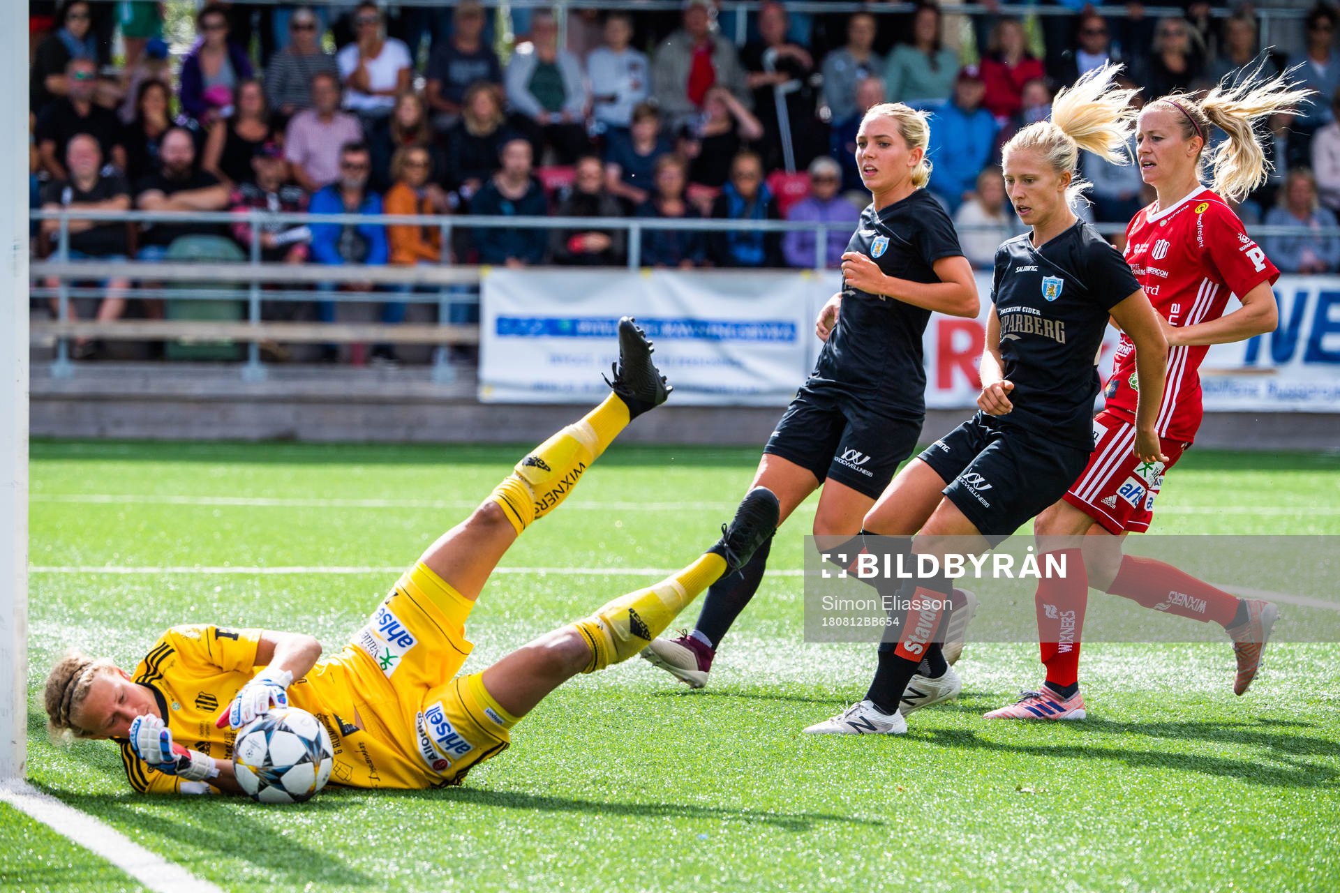 Piteås målvakt Cajsa Andersson och Göteborgs Elin