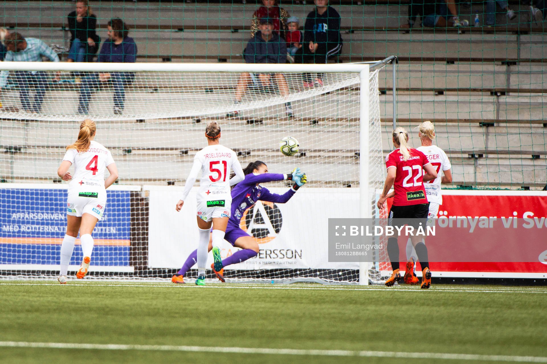 Rosengårds målvakt Zecira Musovic räddar skott