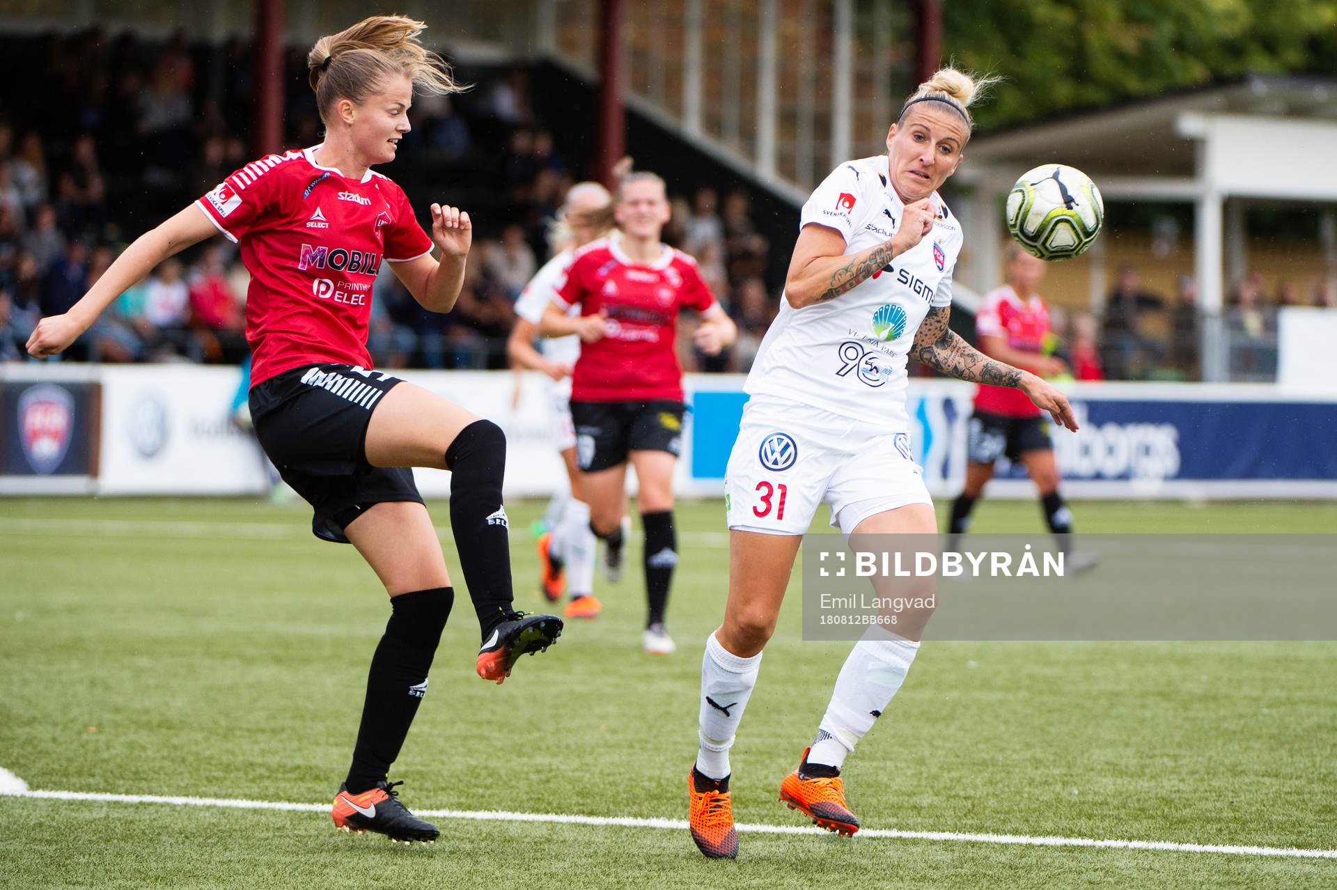 Limhamn Bunkeflos Olivia Welin och Rosengårds Anja Mittag under fotbollsmatchen i Damallsvenskan mellan Rosengård och LB07 den 12 augusti 2018 i Malmö.