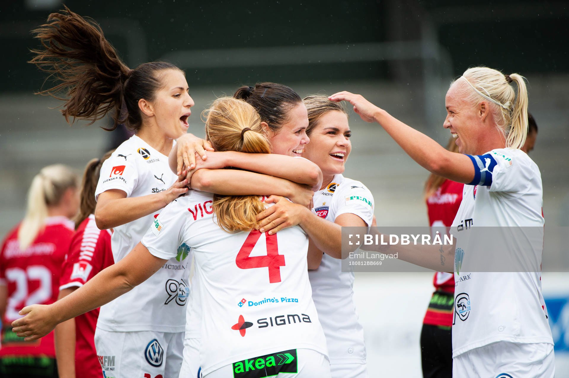 Rosengårds Iva Landeka, Glodis Perla Viggosdottir, Simone Boye Sörensen, Hanna Folkesson och Caroline Seger jublar efter Rosengårds Simone Boye Sörensens mål under fotbollsmatchen i Damallsvenskan mellan Rosengård och LB07 den 12 augusti 2018 i Malmö.