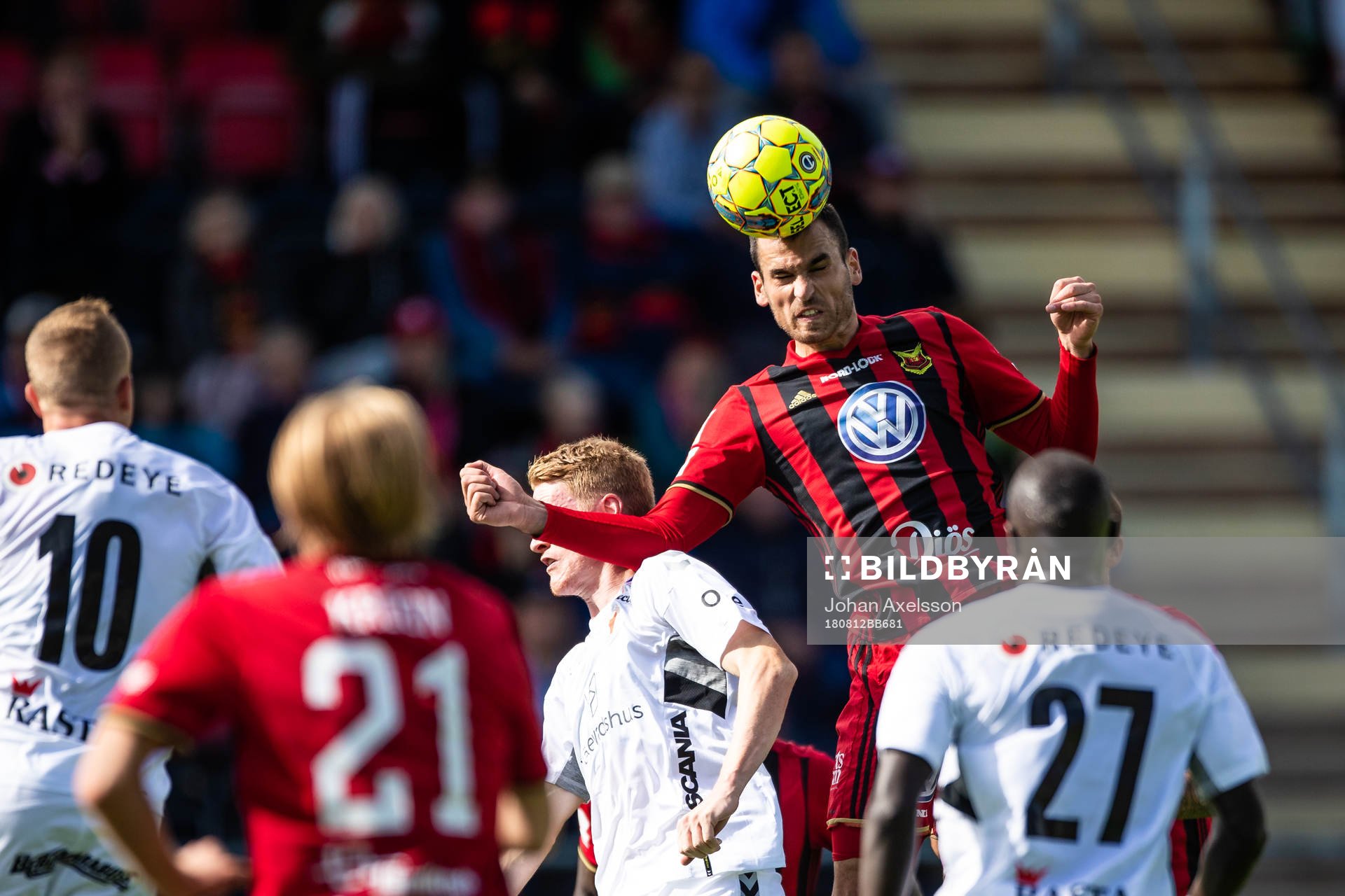 Östersunds Dino Islamovic och Kalmars Rasmus Elm i kamp om