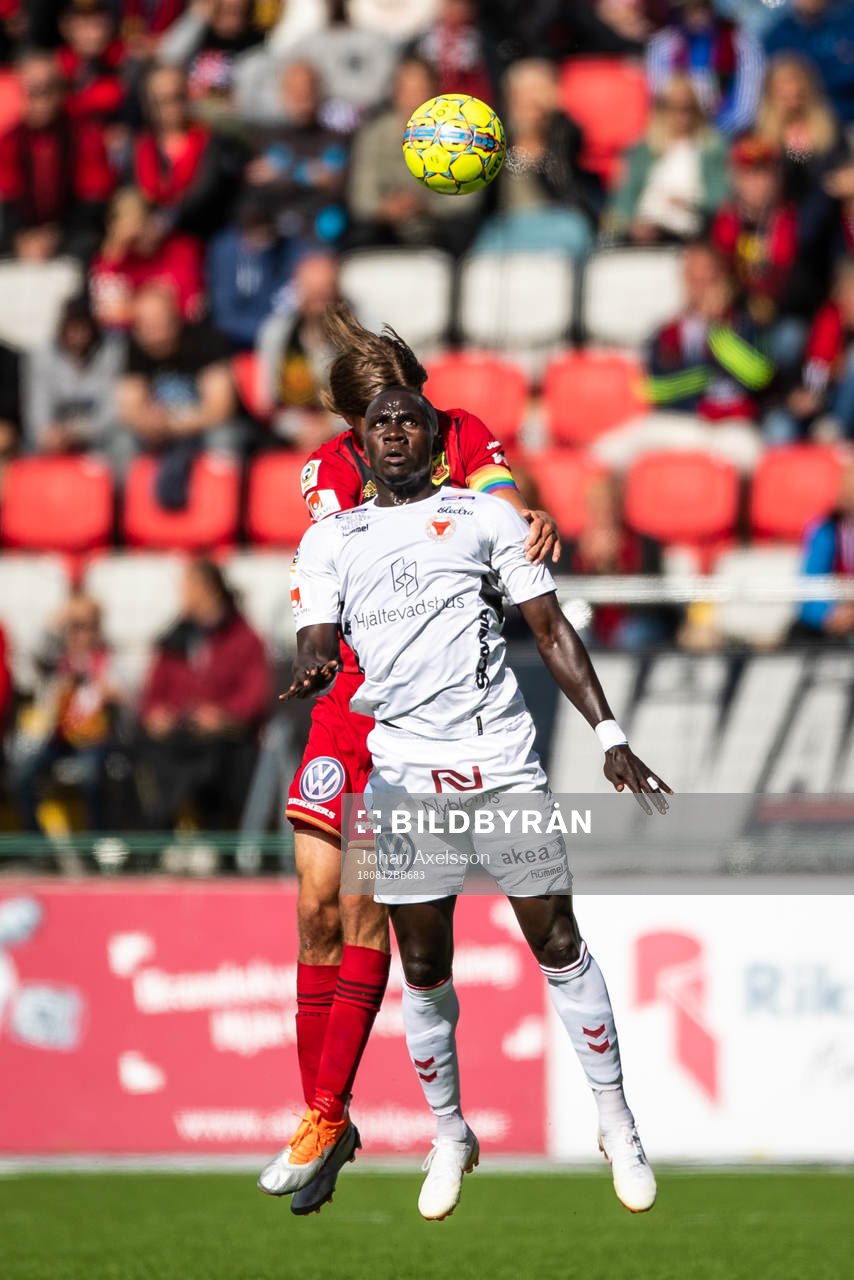 Kalmars Papa Alioune Diouf  och Östersunds Tom Pettersson