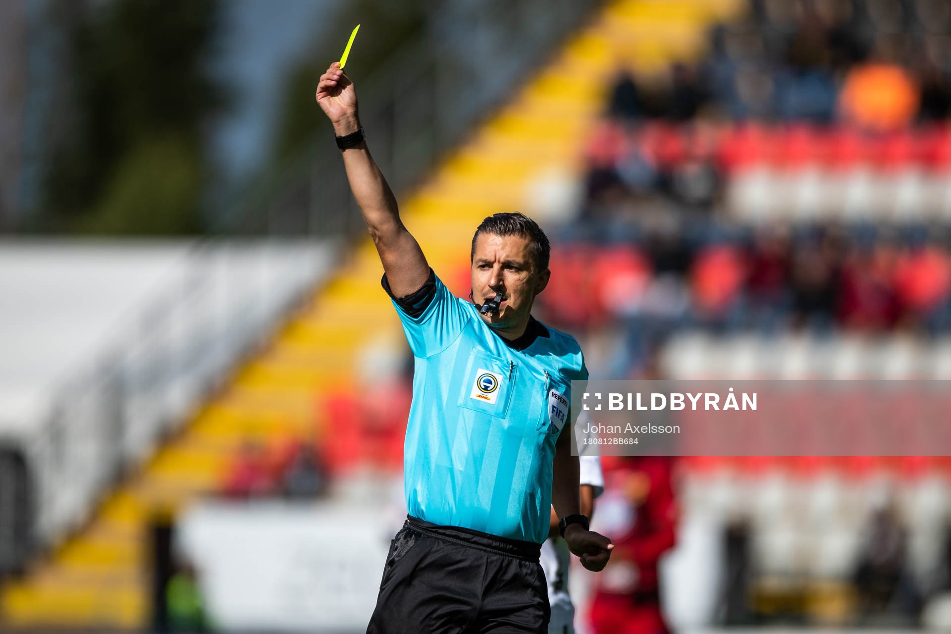 Domare Bojan Pandzic visar ett gult kort
