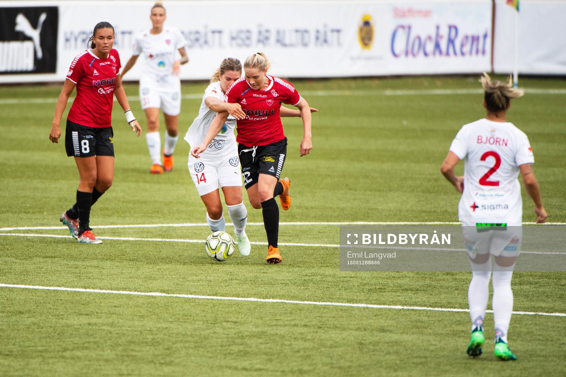 Rosengårds Hanna Folkesson och Limhamn Bunkeflos Rakel Hönnudóttir under fotbollsmatchen i Damallsvenskan mellan Rosengård och LB07 den 12 augusti 2018 i Malmö.