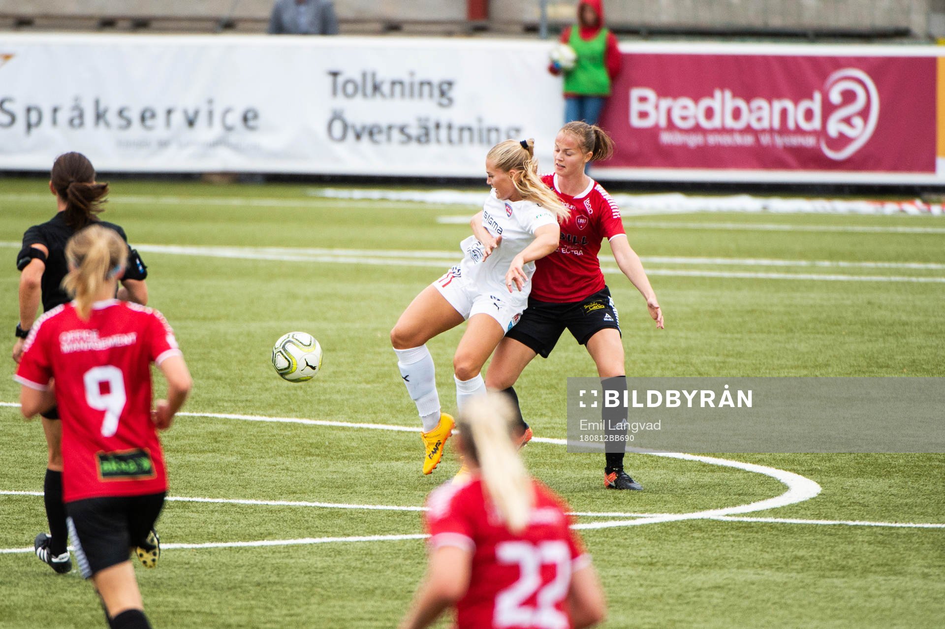 Rosengårds Lisa-Marie Utland och Limhamn Bunkeflos Olivia Welin under fotbollsmatchen i Damallsvenskan mellan Rosengård och LB07 den 12 augusti 2018 i Malmö.