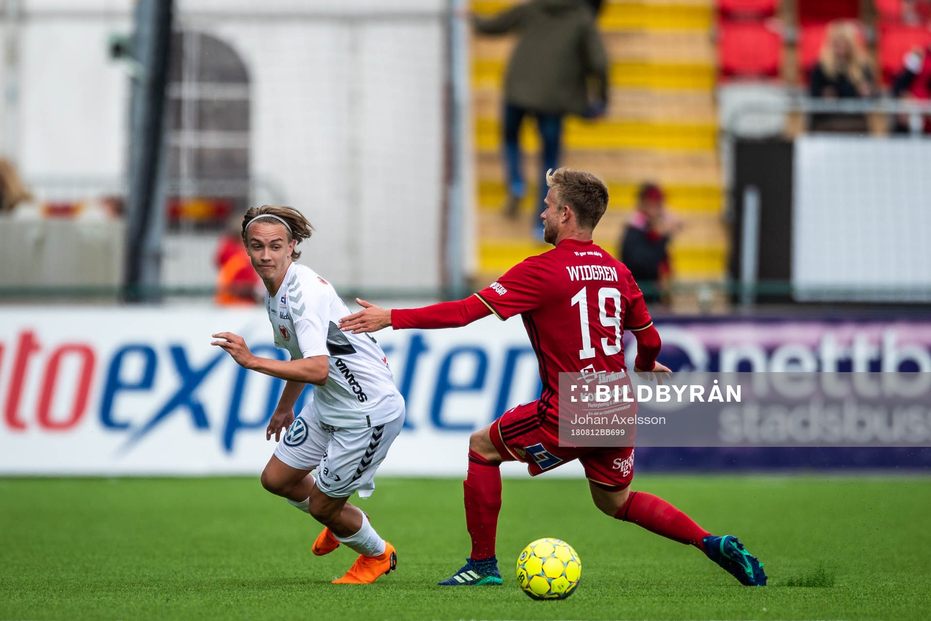 Kalmars Isak Magnusson fintar Östersunds Dennis Widgren