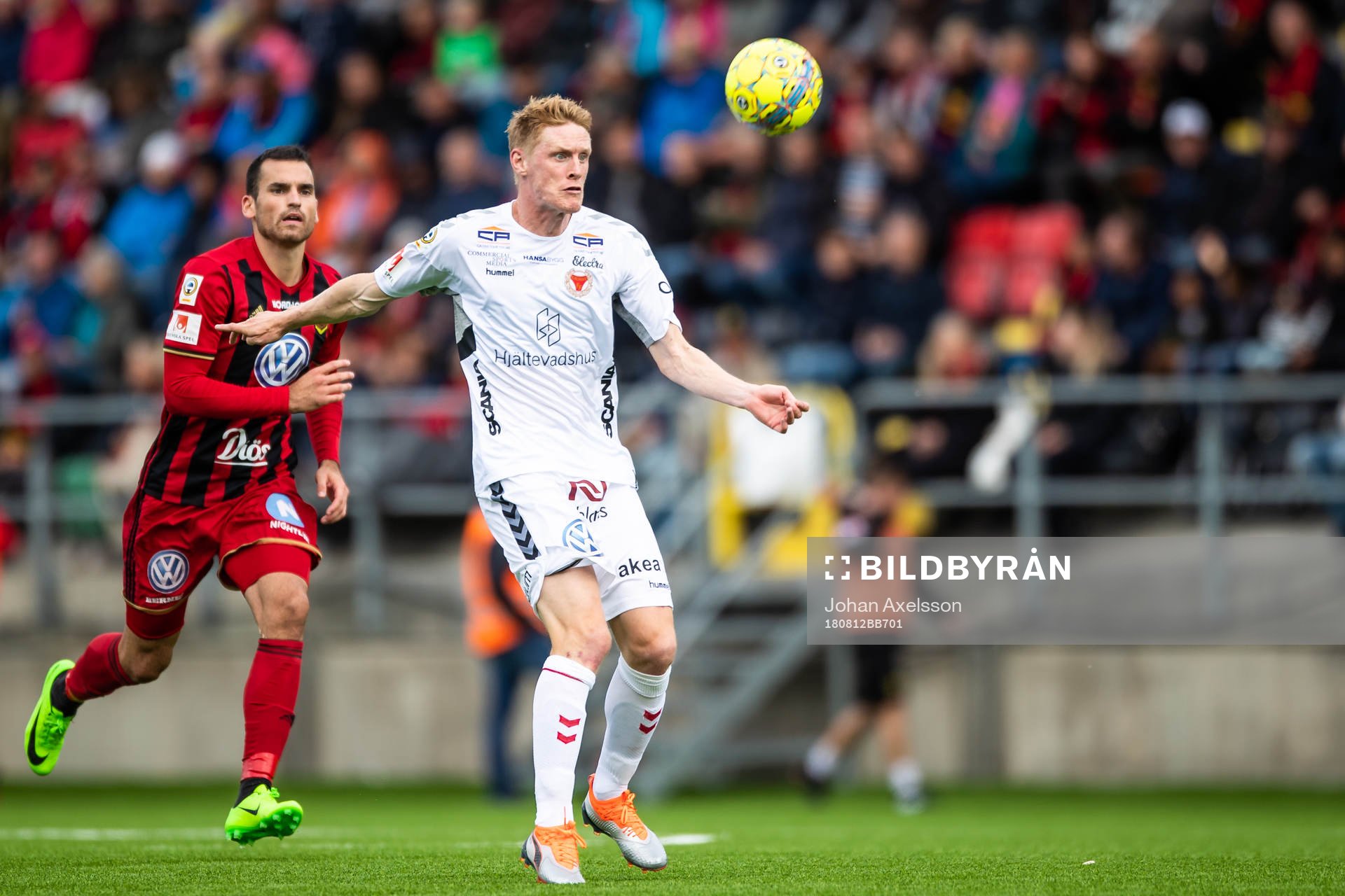 Kalmars Rasmus Elm och bakom Östersunds Dino Islamovic