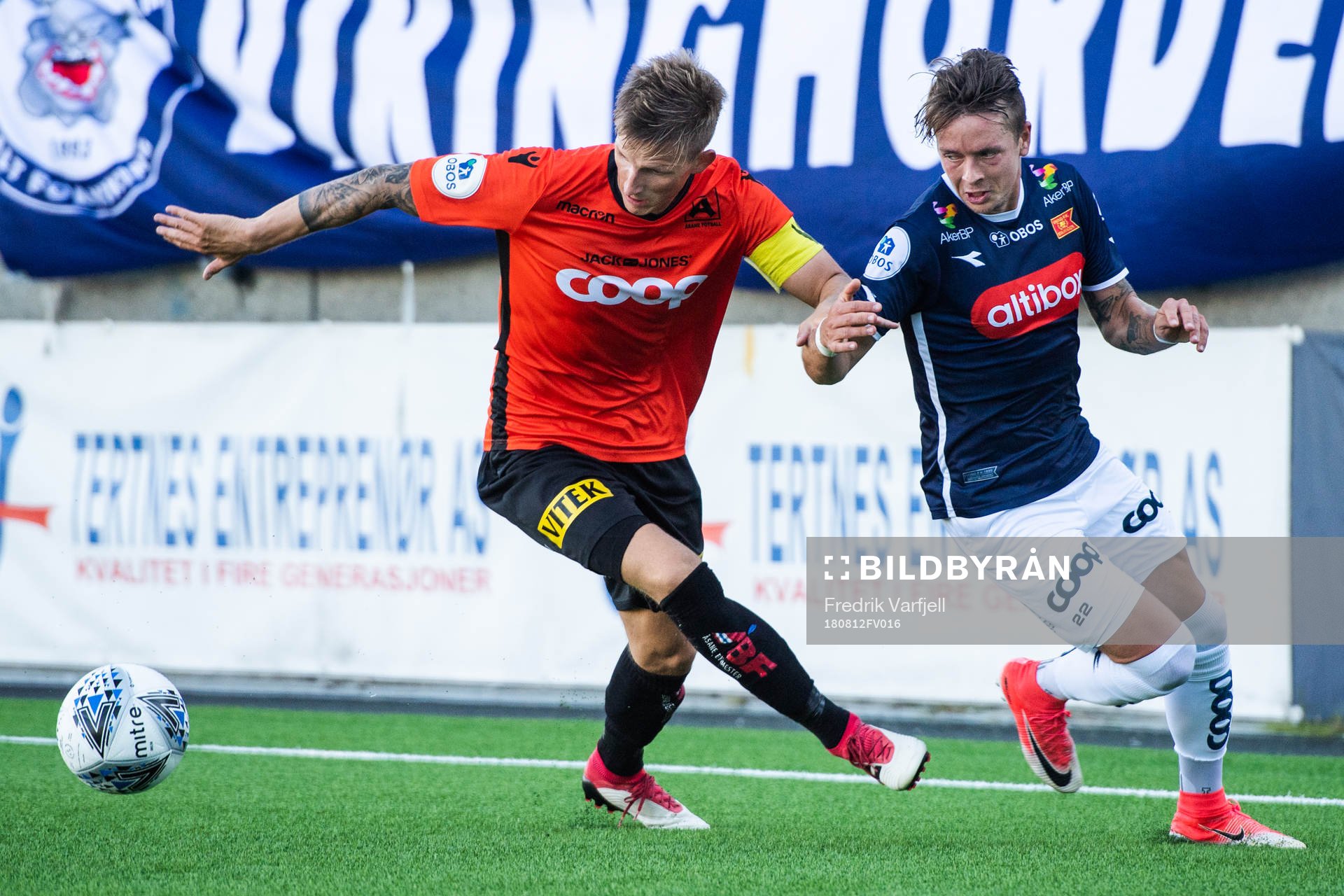 Jonas Hestetun of Åsane and Claes Kronberg of Viking