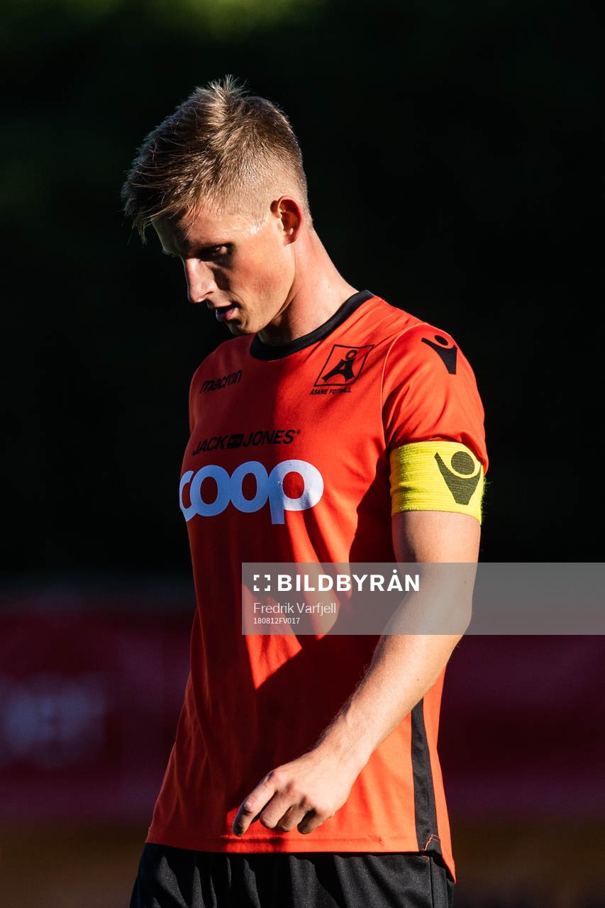 Jonas Hestetun of Åsane loks dejected