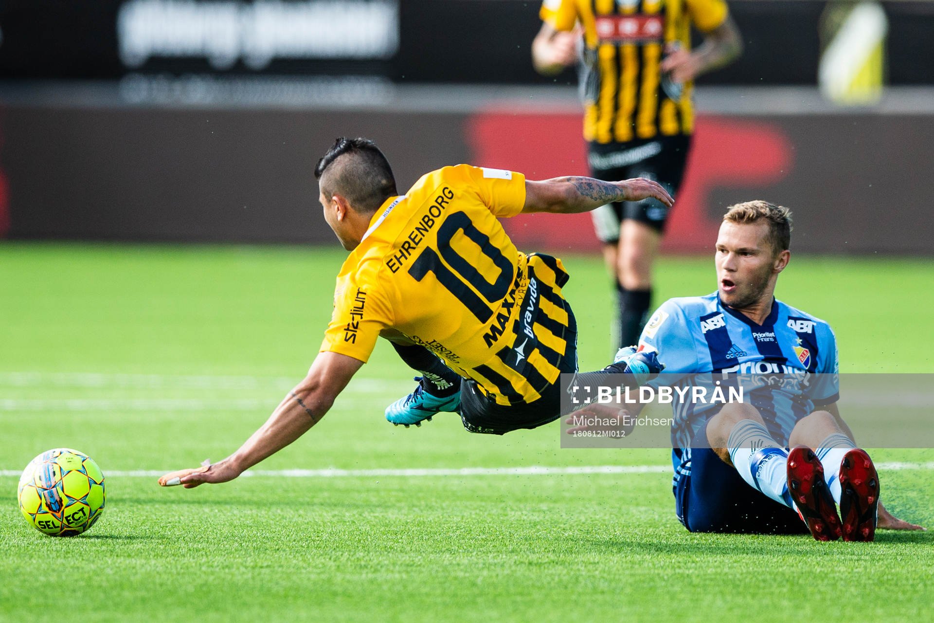Häckens Paulinho tacklas av Djurgårdens Jesper Karlström