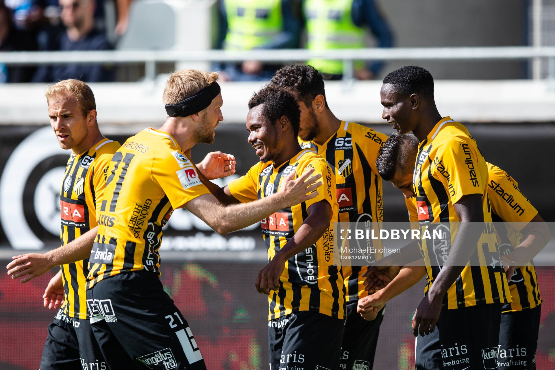 Häckens Rasmus Lindgren jublar med målskytten till 1-0