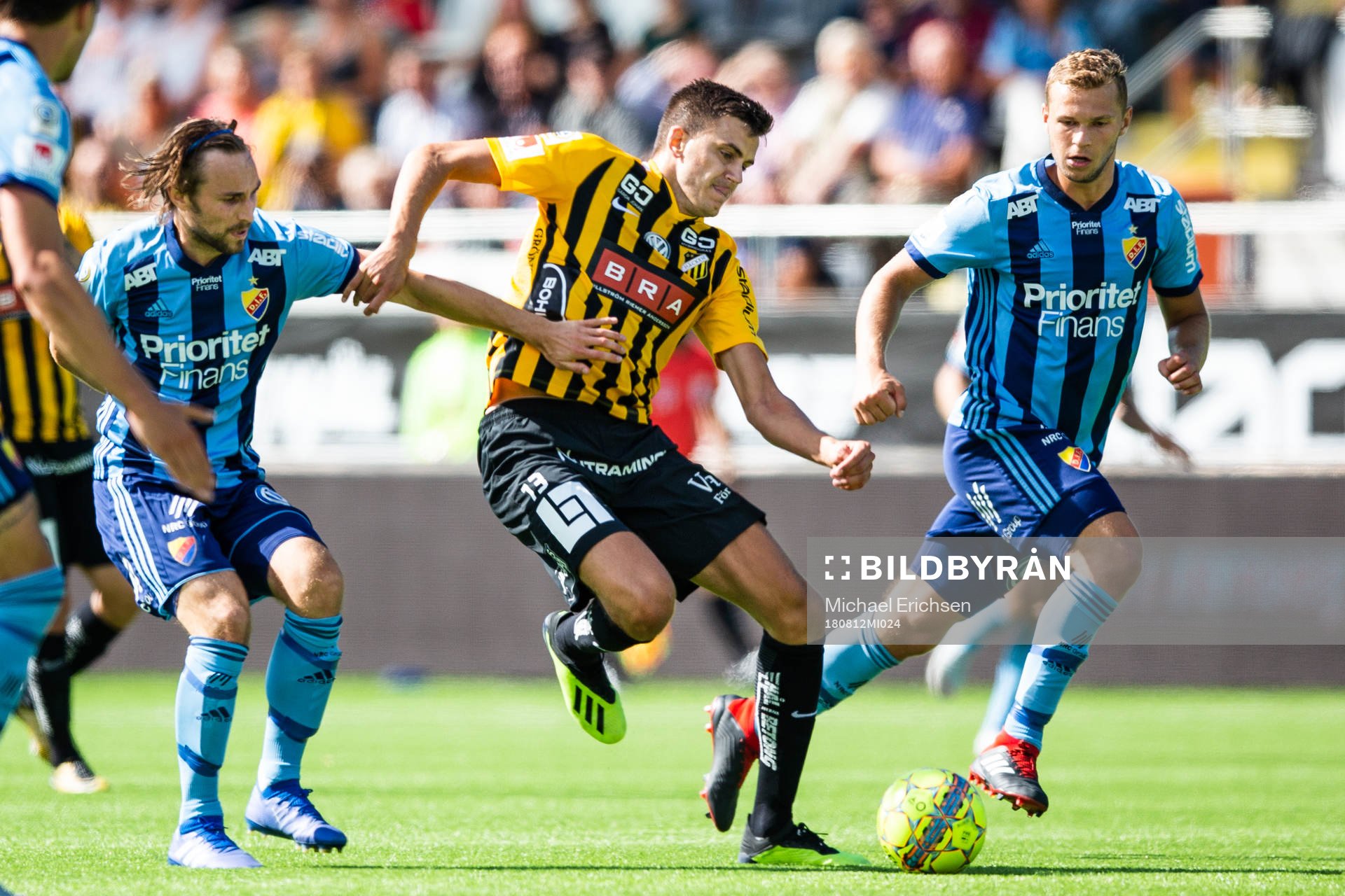Djurgårdens Kevin Walker och Jesper Karlström i kamp om bollen med Häckens Alexander Jeremejeff under fotbollsmatchen i allsvenskan mellan Häcken och Djurgården den 12 augusti 2018 i Göteborg.