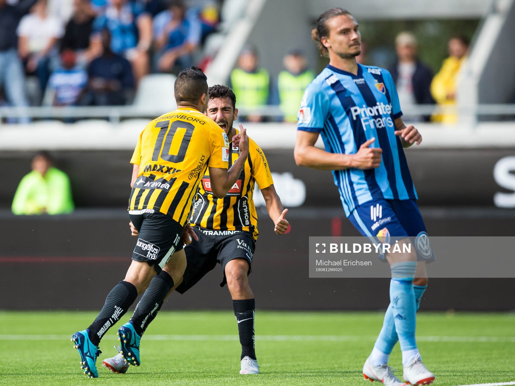 Häckens Paulinho  jublar ihop med Daleho Irandust