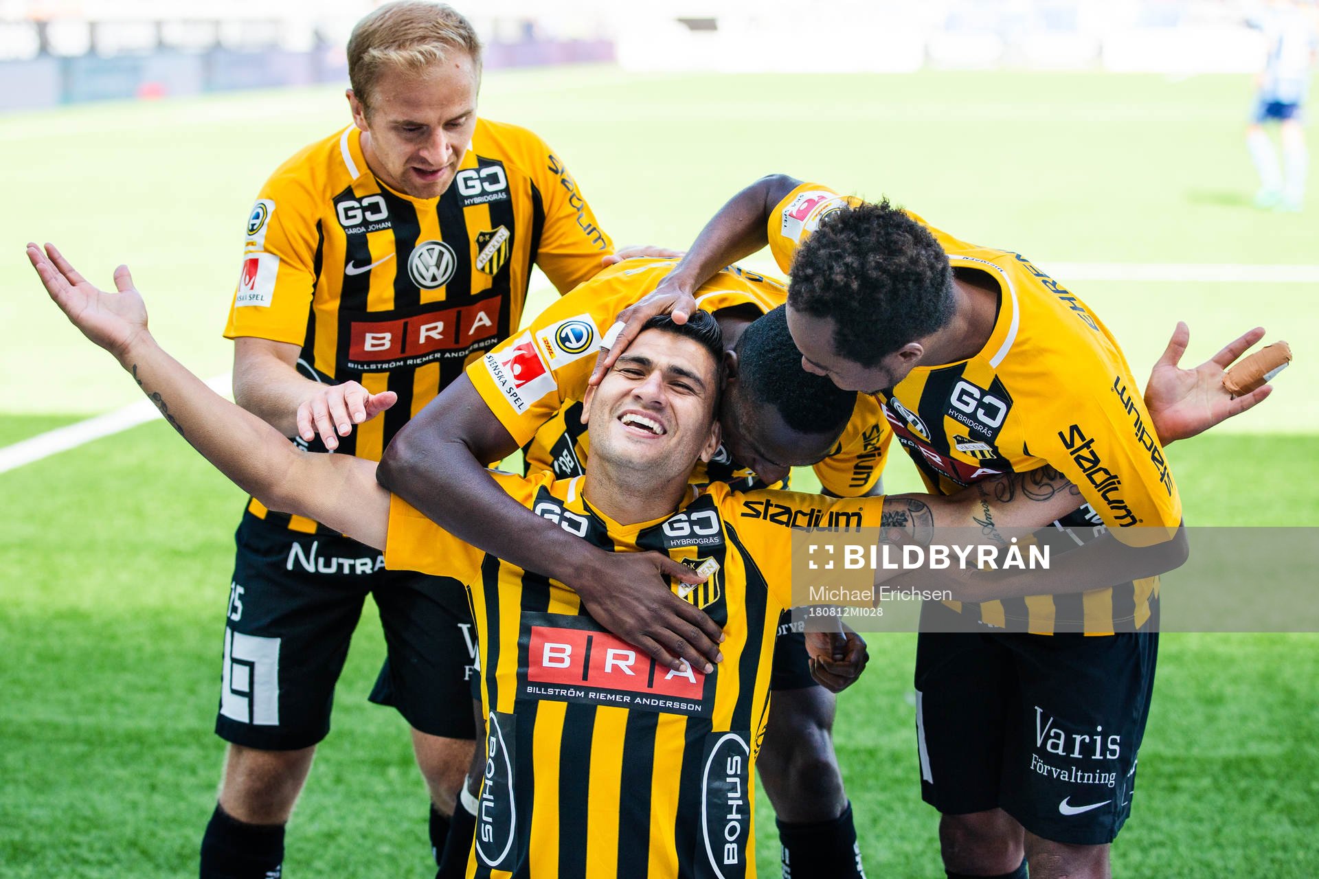 Häckens Paulinho kramas om av Kari Arkivuo, Elohor Ekpolo