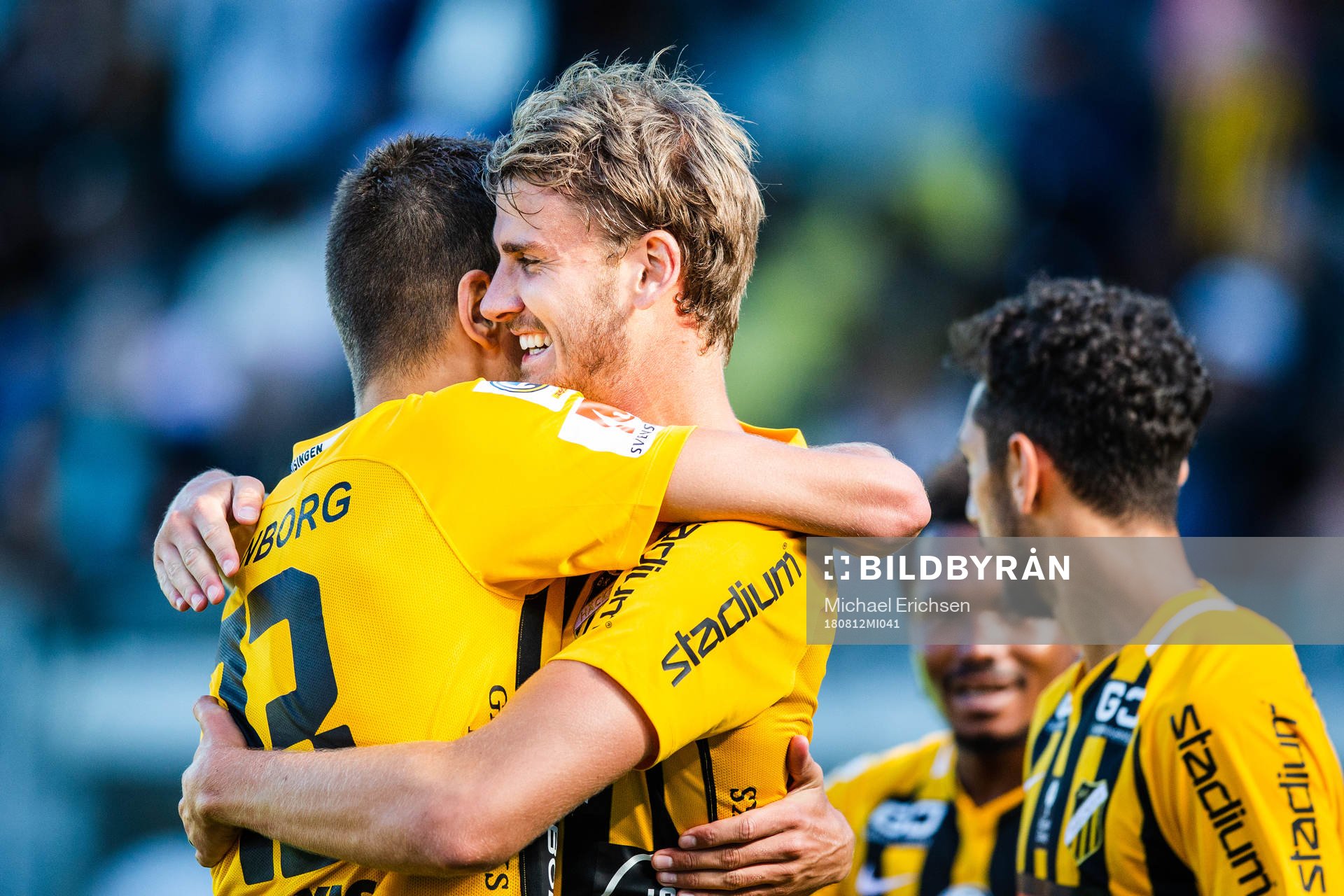Häckens Alexander Jeremejeff jublar och kramar om