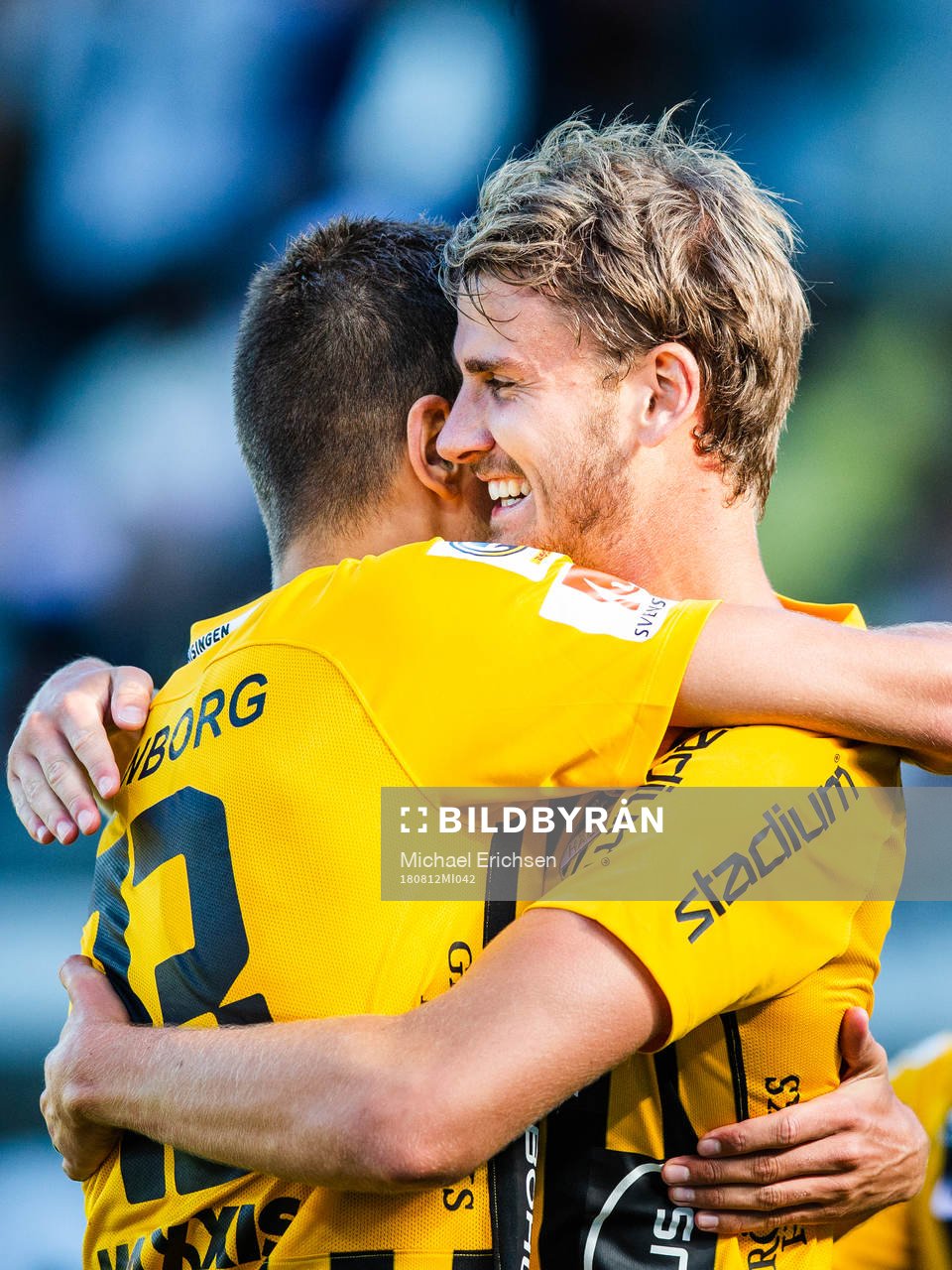 Häckens Alexander Jeremejeff jublar och kramar om