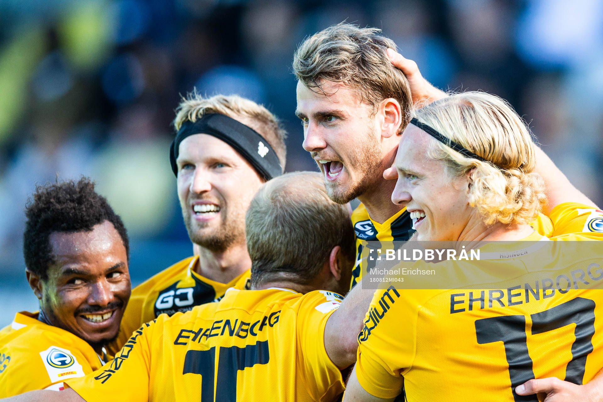 Häckens Johan Hammar  (mitten) jublar med lagkamrater