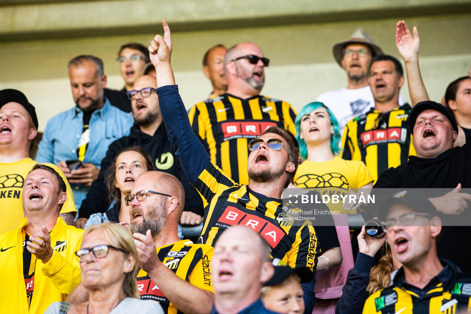 Häckens supportrar jublar