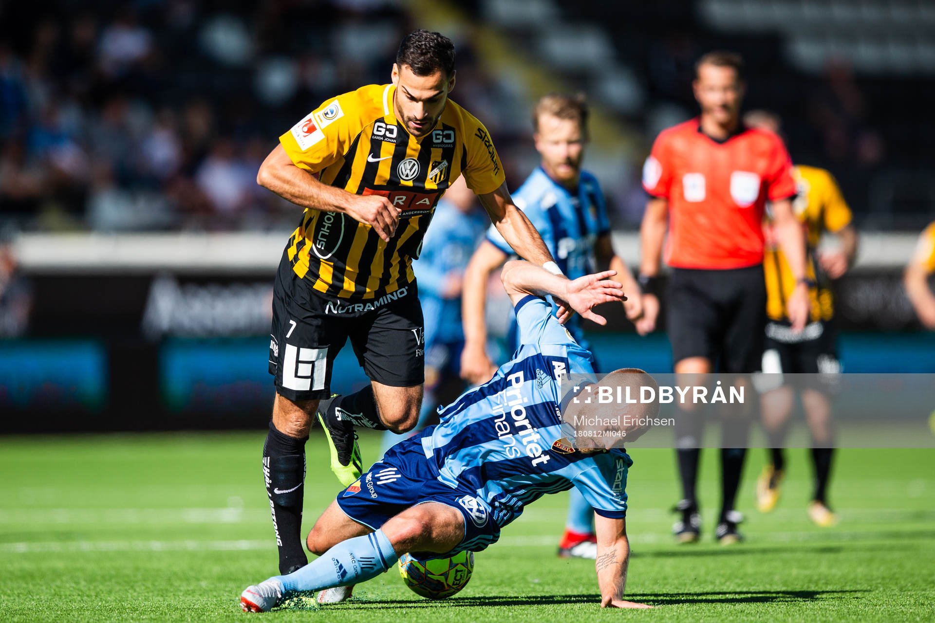 Häckens Mervan Celik och Djurgårdens Nicklas Bärkroth i