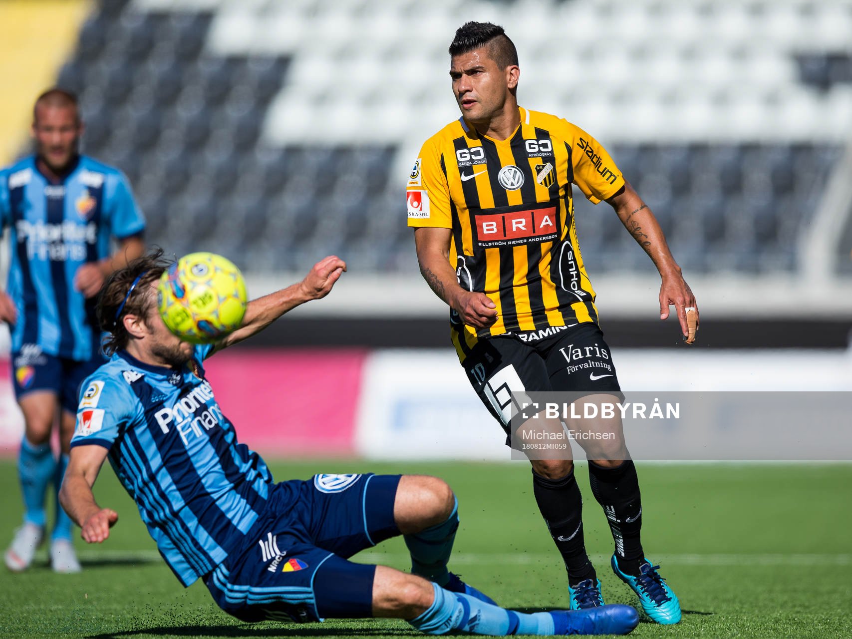 Häckens Paulinho och Djurgårdens Kevin Walker