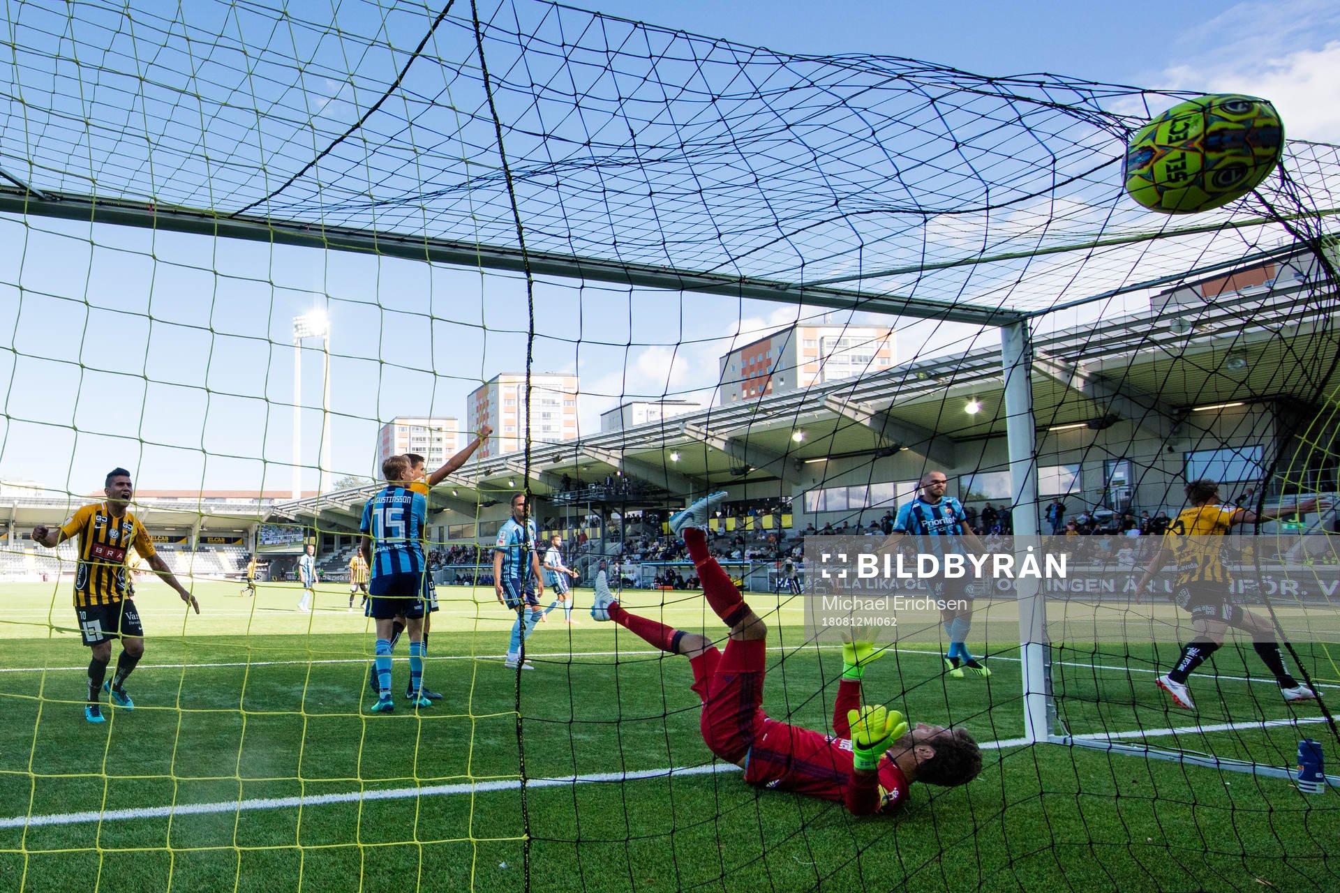 Häckens Johan Hammar nickar in 5-0 bakom Djurgårdens