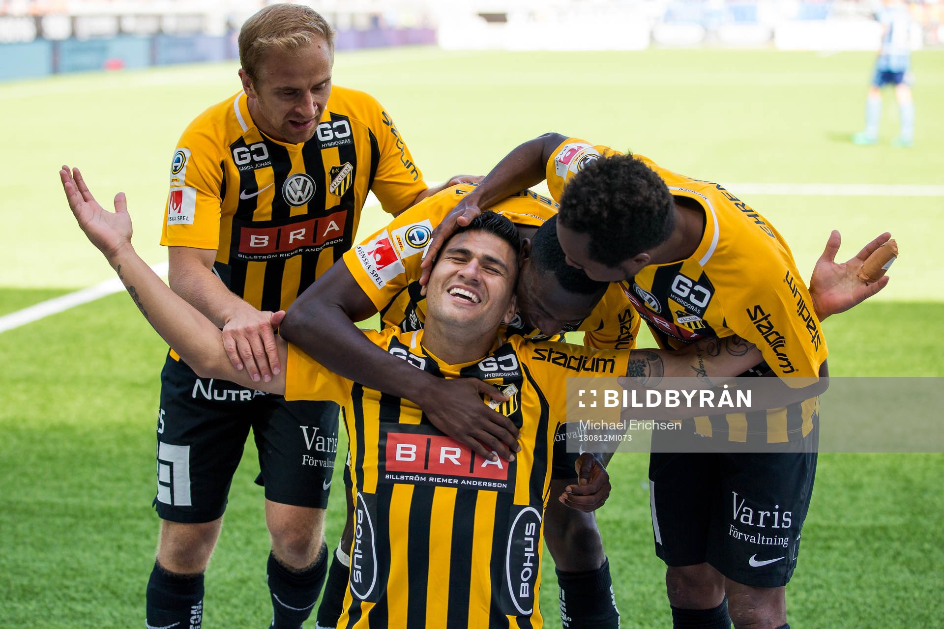 Häckens Paulinho jublar med lagkamraterna Kari Arkivuo,