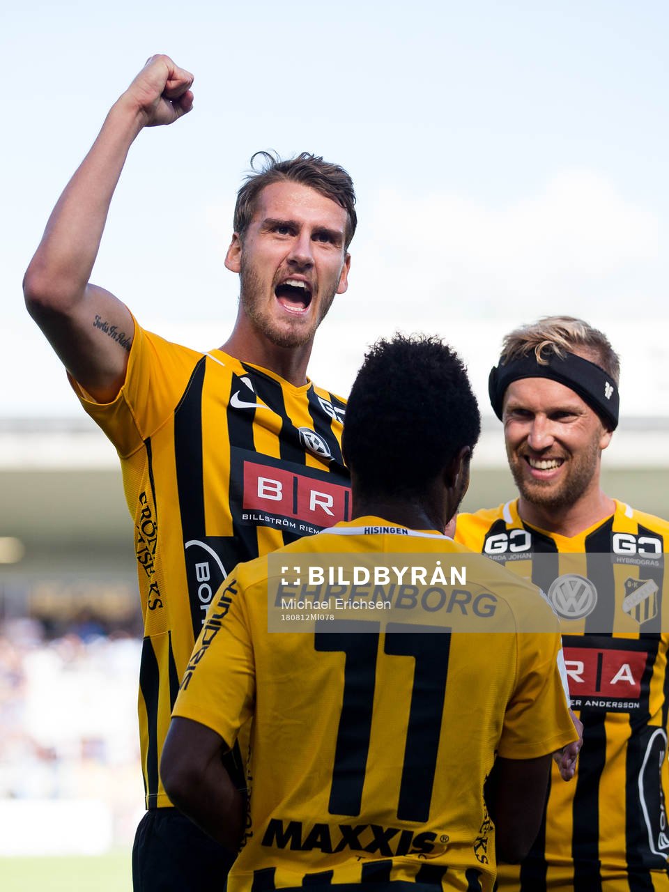 Häckens Johan Hammar  och Rasmus Lindgren omfamnar Nasiru