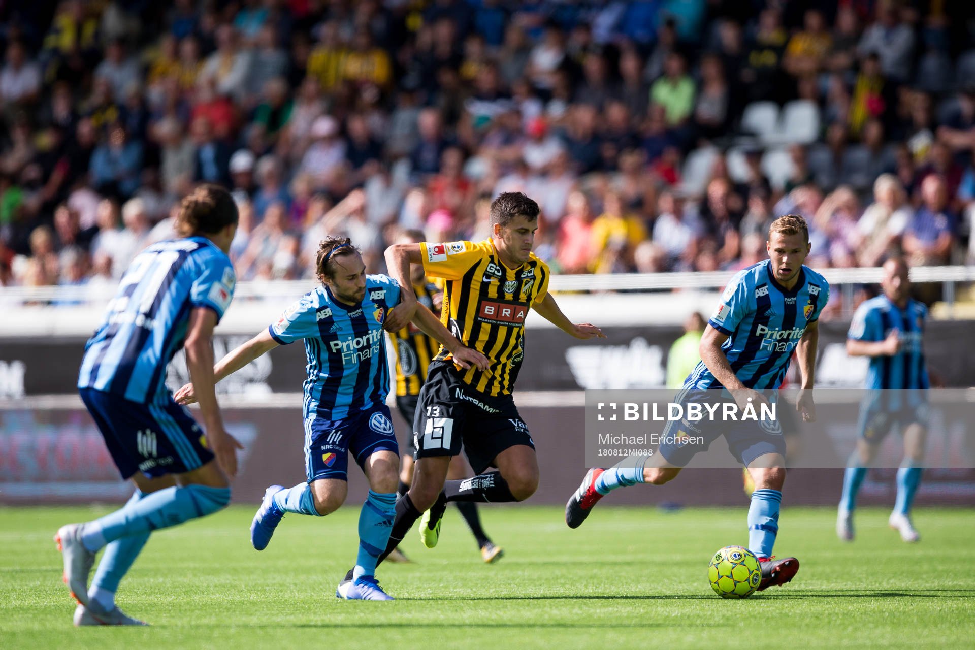 Djurgårdens Kevin Walker och Jesper Karlström försöker