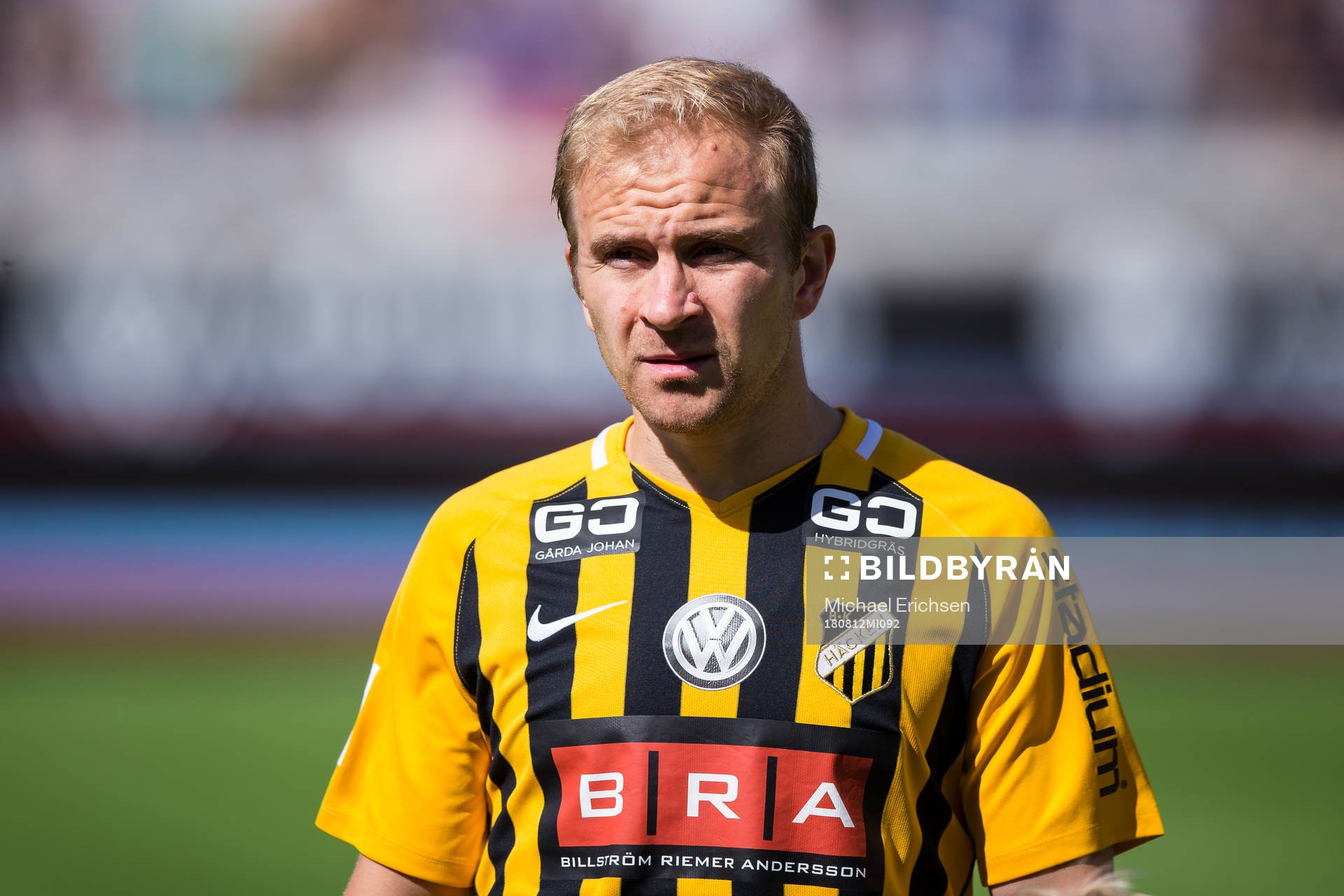 Häckens Kari Arkivuo på line up innan fotbollsmatchen i
