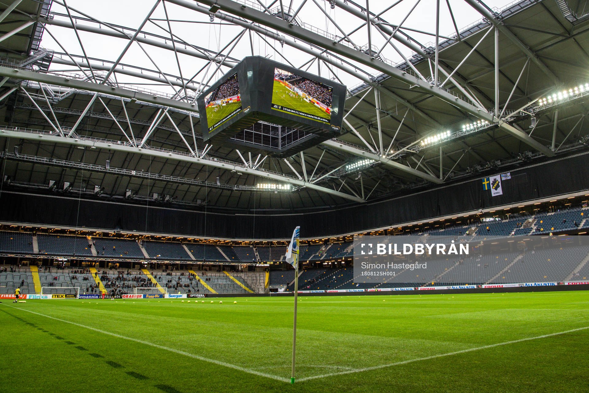 Öppet tak på Friends Arena före fotbollsmatchen i