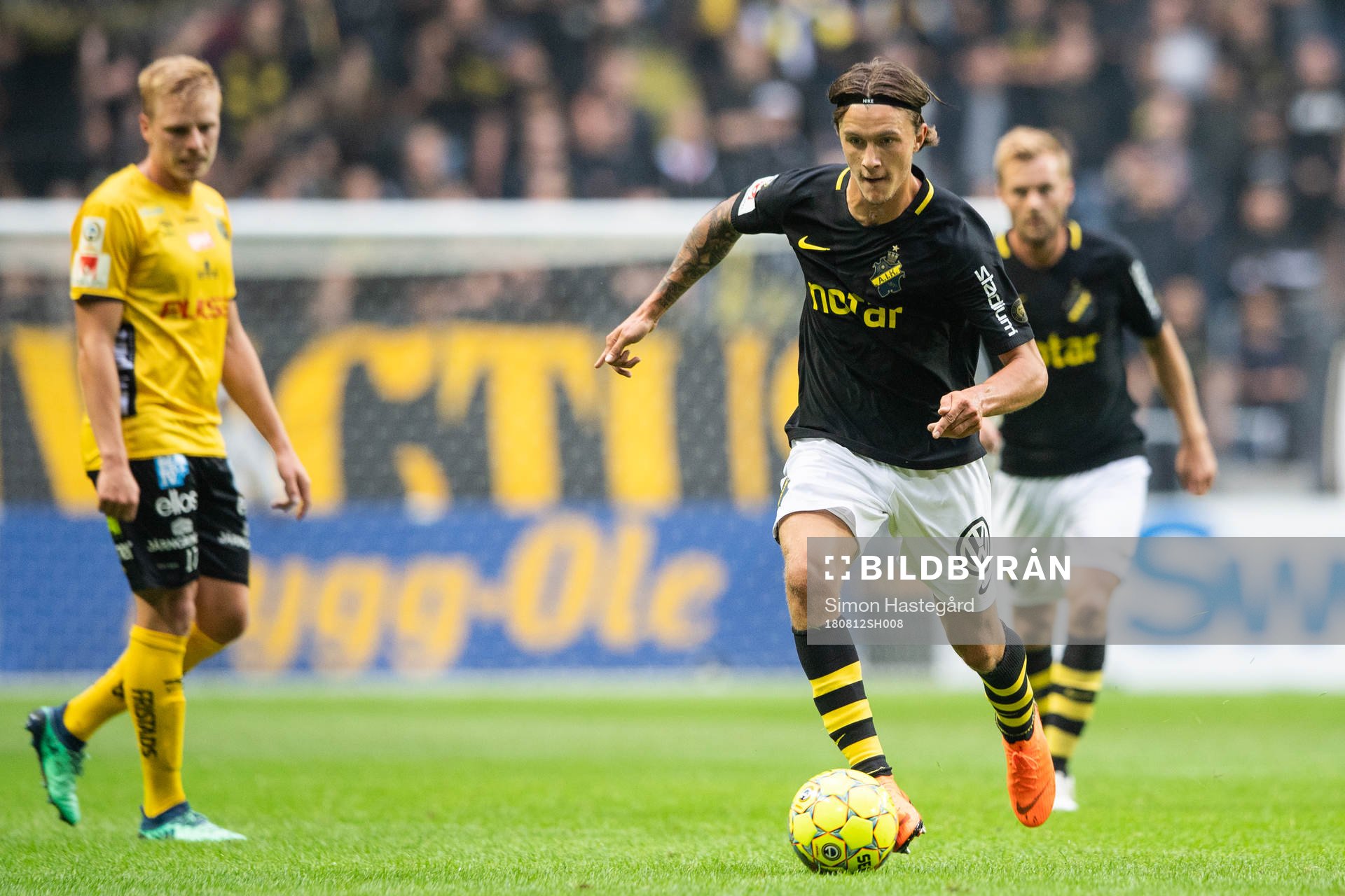 s Kristoffer Olsson driver bollen