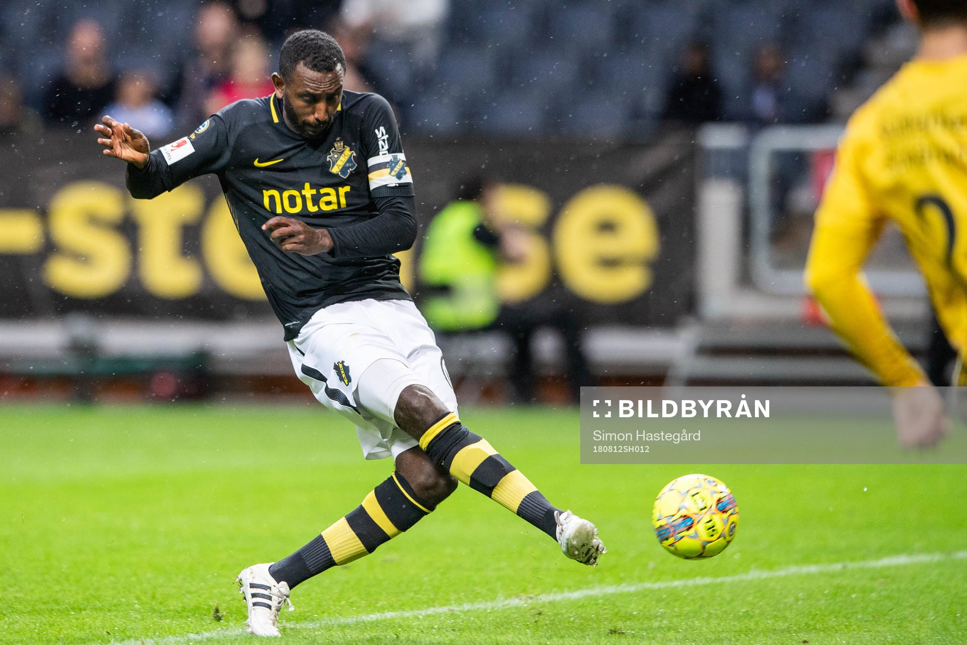 AIK:s Henok Goitom skjuter under fotbollsmatchen i Allsvenskan mellan AIK och Elfsborg den 12 augusti 2018 i Stockholm.