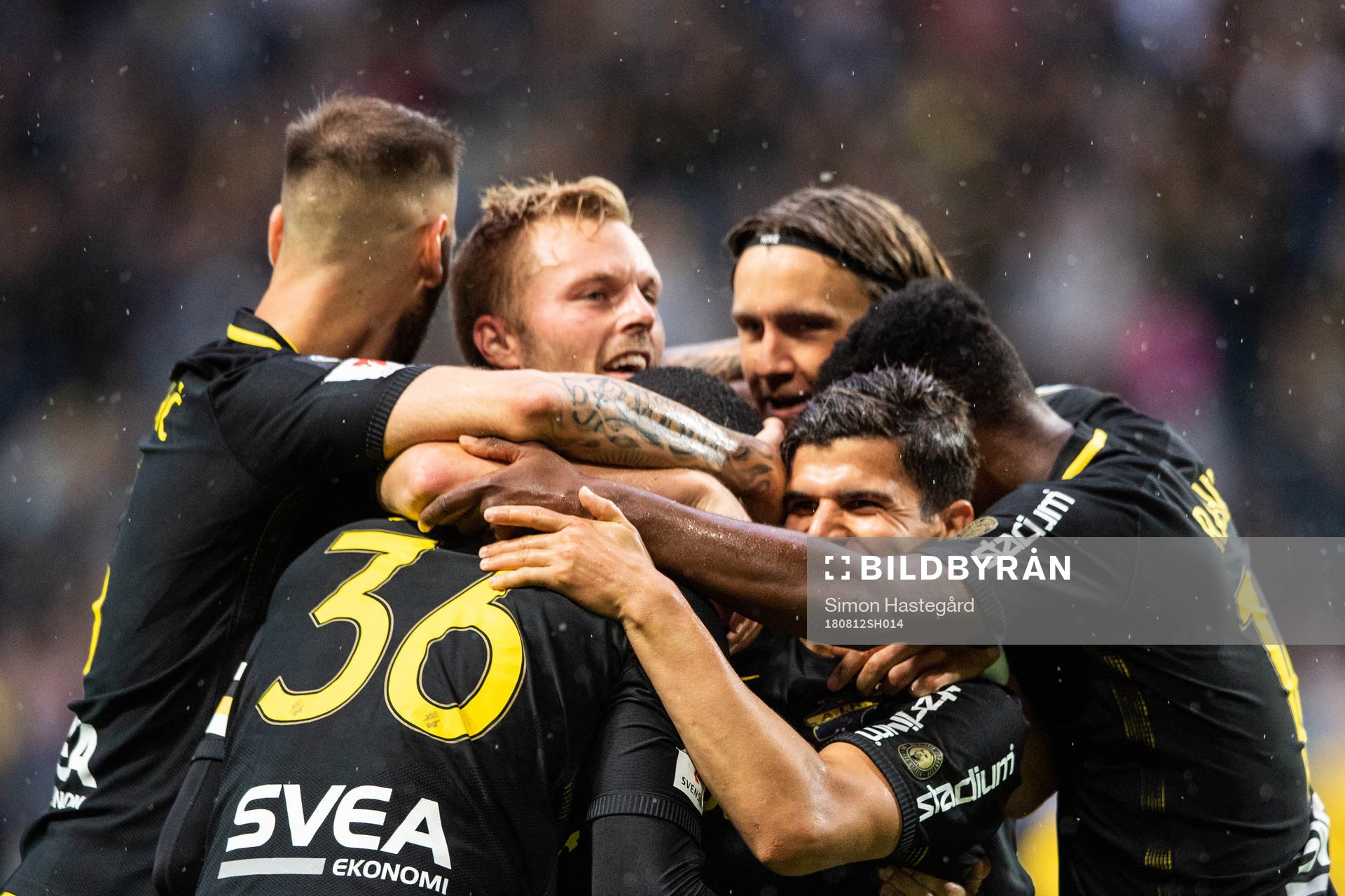 AIK:s Henok Goitom jublarmed Sebastian Larsson, Tarik Elyounoussi och Daniel Sundgren efter att han gjort 1-0-målet under fotbollsmatchen i Allsvenskan mellan AIK och Elfsborg den 12 augusti 2018 i Stockholm.