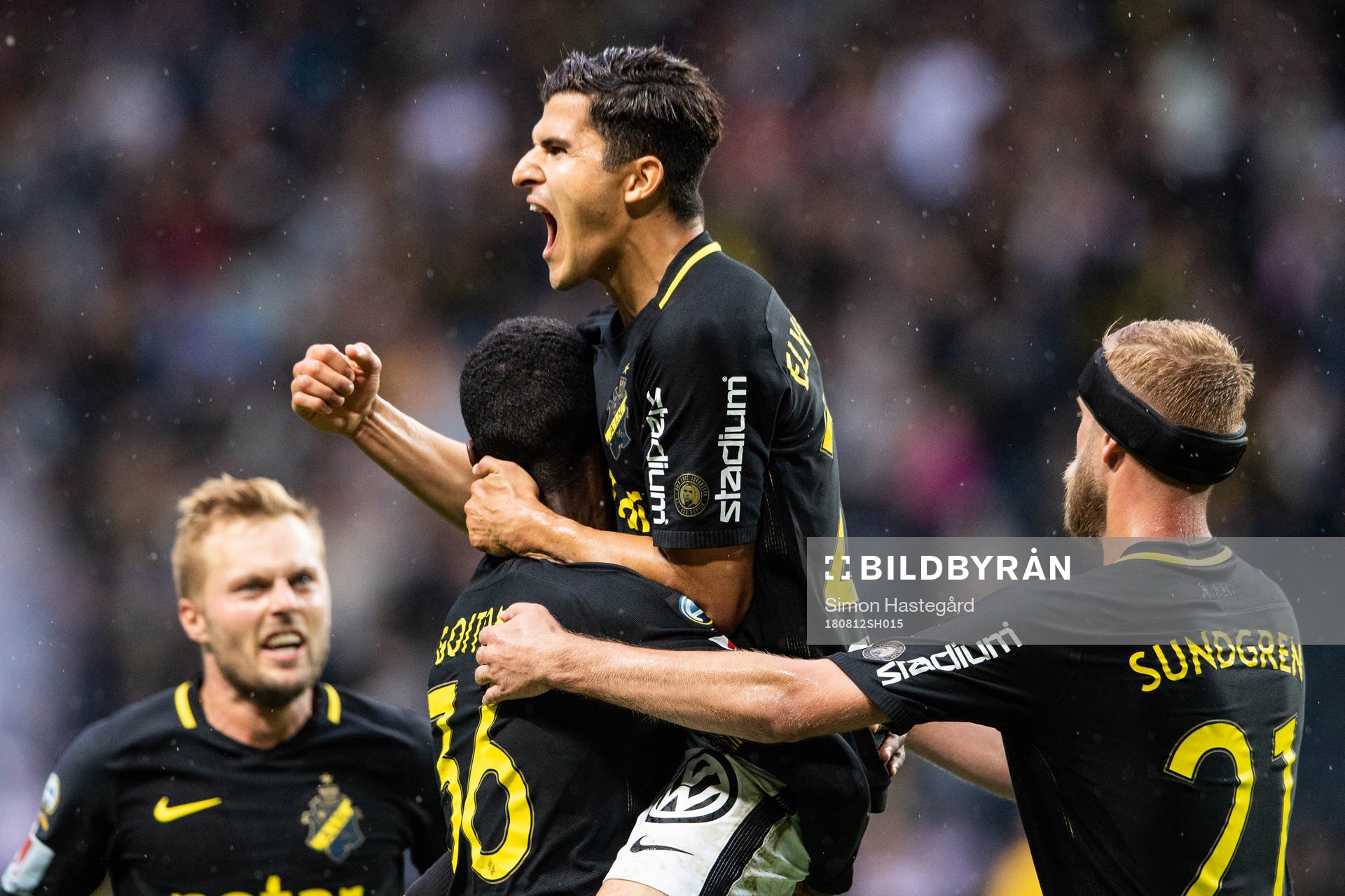 AIK:s Henok Goitom jublarmed Sebastian Larsson, Tarik Elyounoussi och Daniel Sundgren efter att han gjort 1-0-målet under fotbollsmatchen i Allsvenskan mellan AIK och Elfsborg den 12 augusti 2018 i Stockholm.