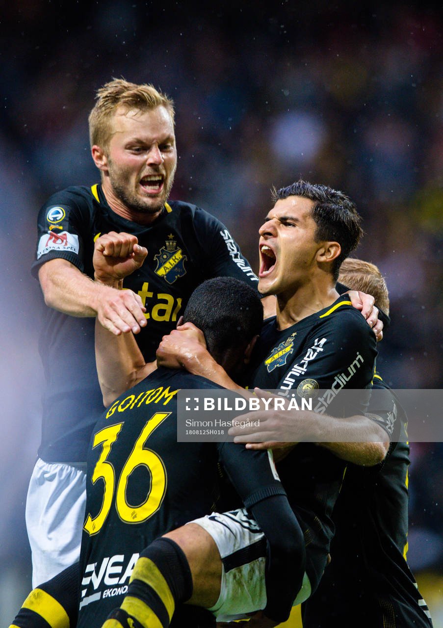AIK:s Sebastian Larsson och Tarik Elyounoussi jublar med Henok Goitom efter 1-0 under fotbollsmatchen i Allsvenskan mellan AIK och Elfsborg den 12 augusti 2018 i Stockholm.