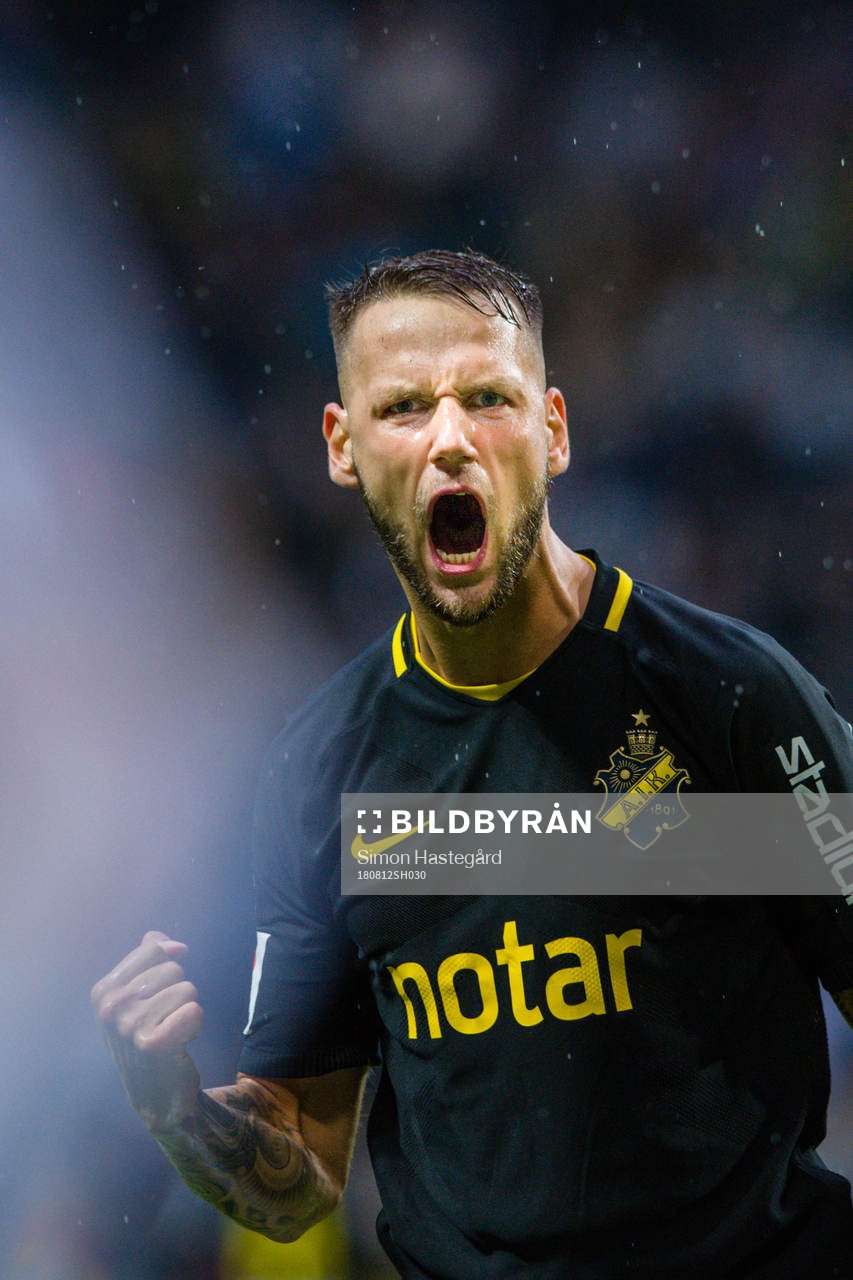 AIK:s Alexander Milosevic jublar efter 1-0 av Henok Goitom , ej i bild, under fotbollsmatchen i Allsvenskan mellan AIK och Elfsborg den 12 augusti 2018 i Stockholm.