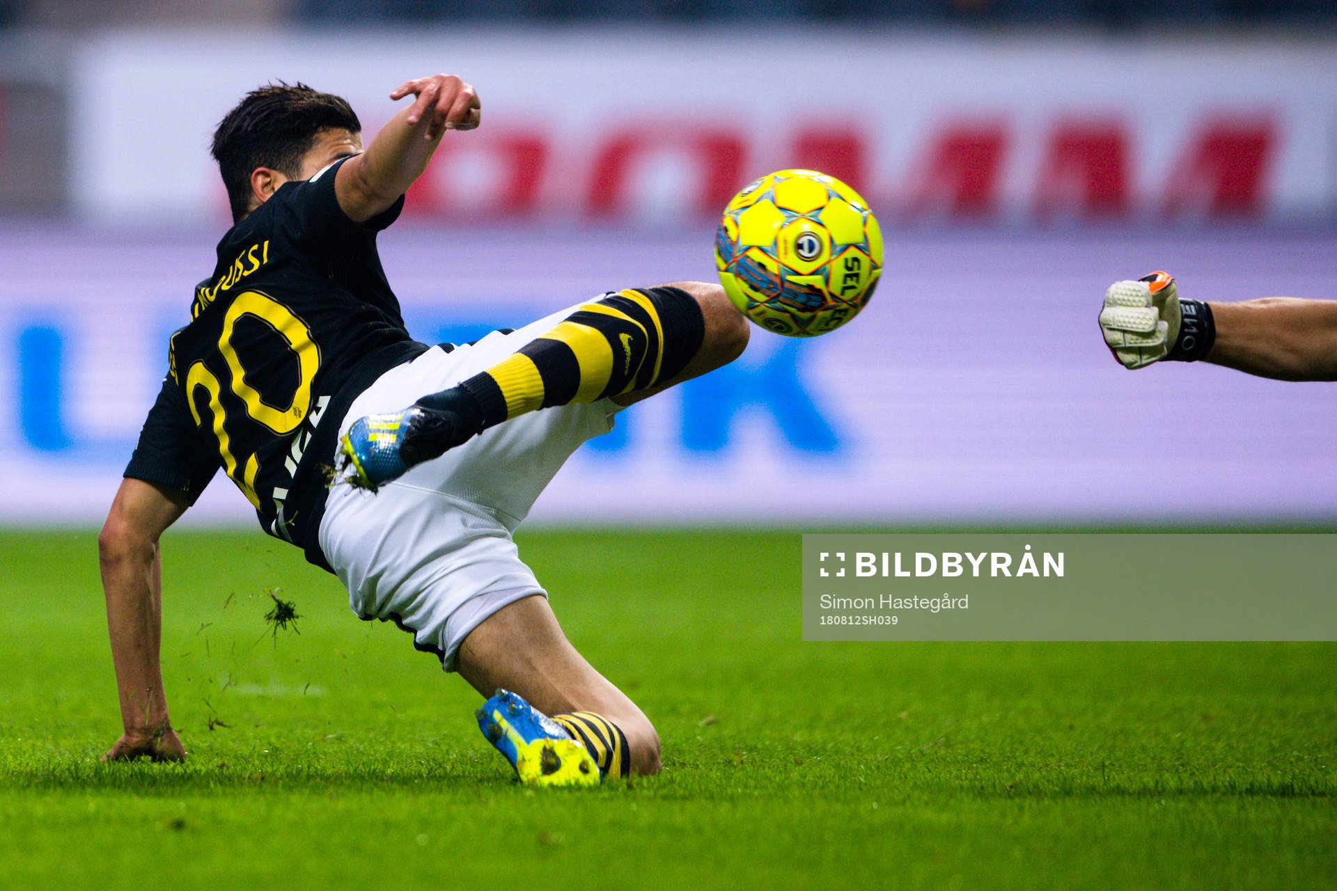 s Tarik Elyounoussi med målchans