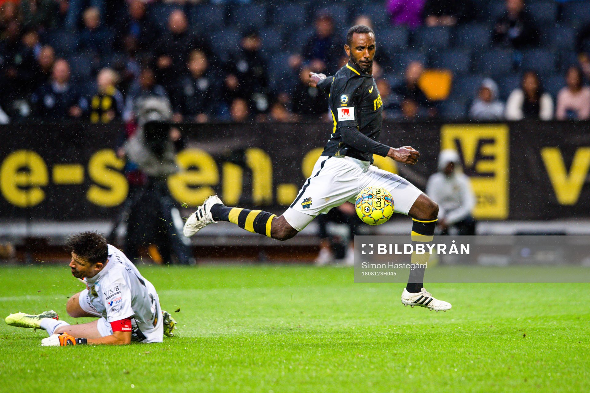 s Henok Goitom gör 1-0 bakom Elfsborgs målvakt Kevin
