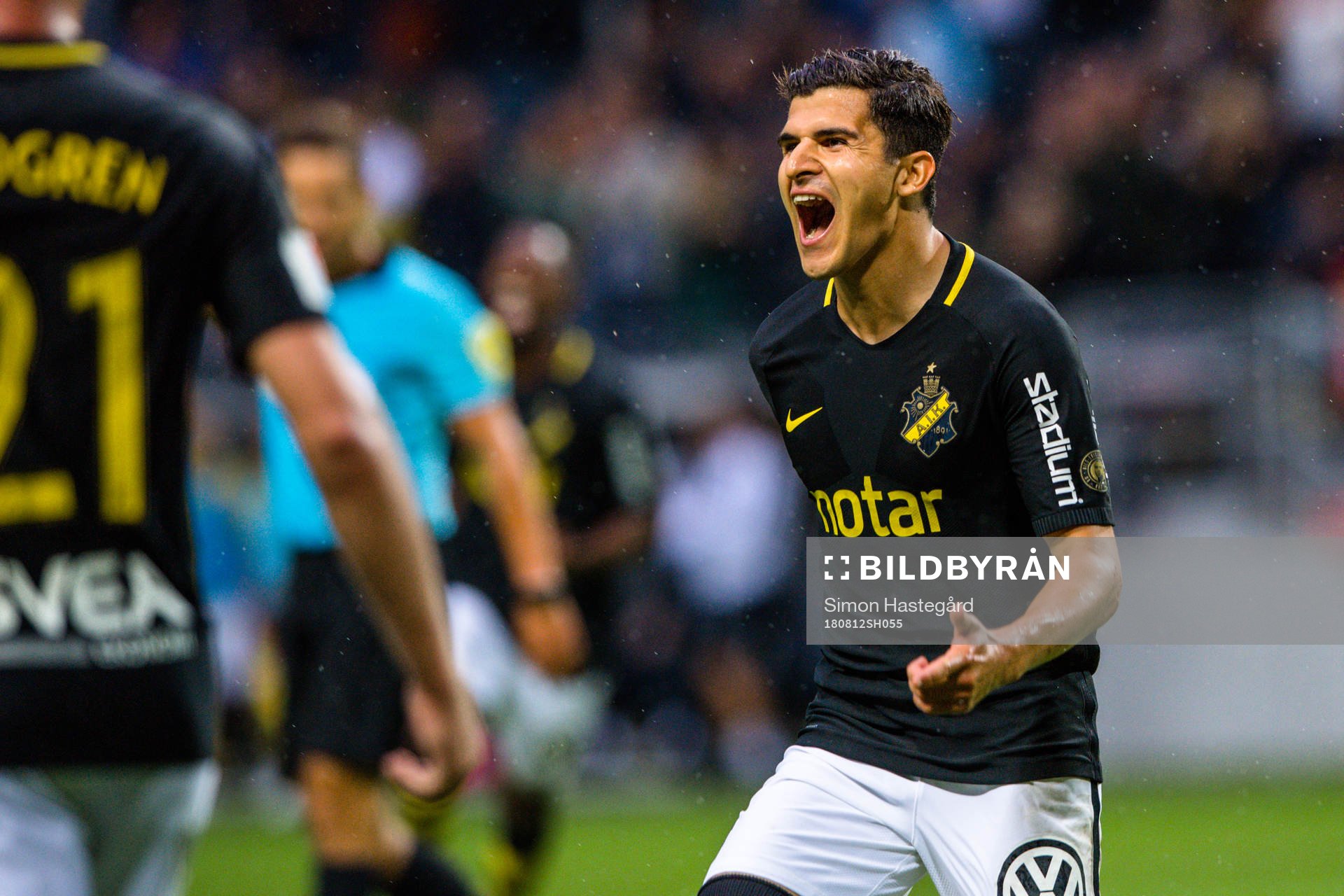 s Tarik Elyounoussi jublar