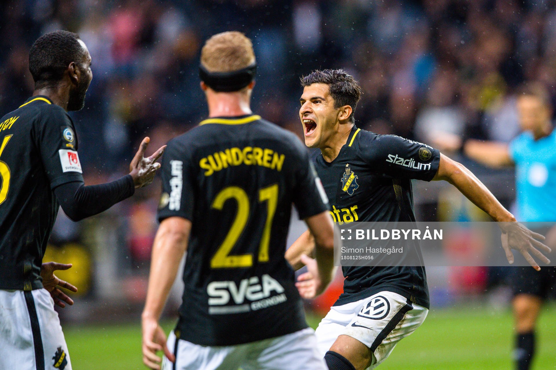 AIK:s Tarik Elyounoussi jublar efter 1-0 av Henok Goitom under fotbollsmatchen i Allsvenskan mellan AIK och Elfsborg den 12 augusti 2018 i Stockholm.