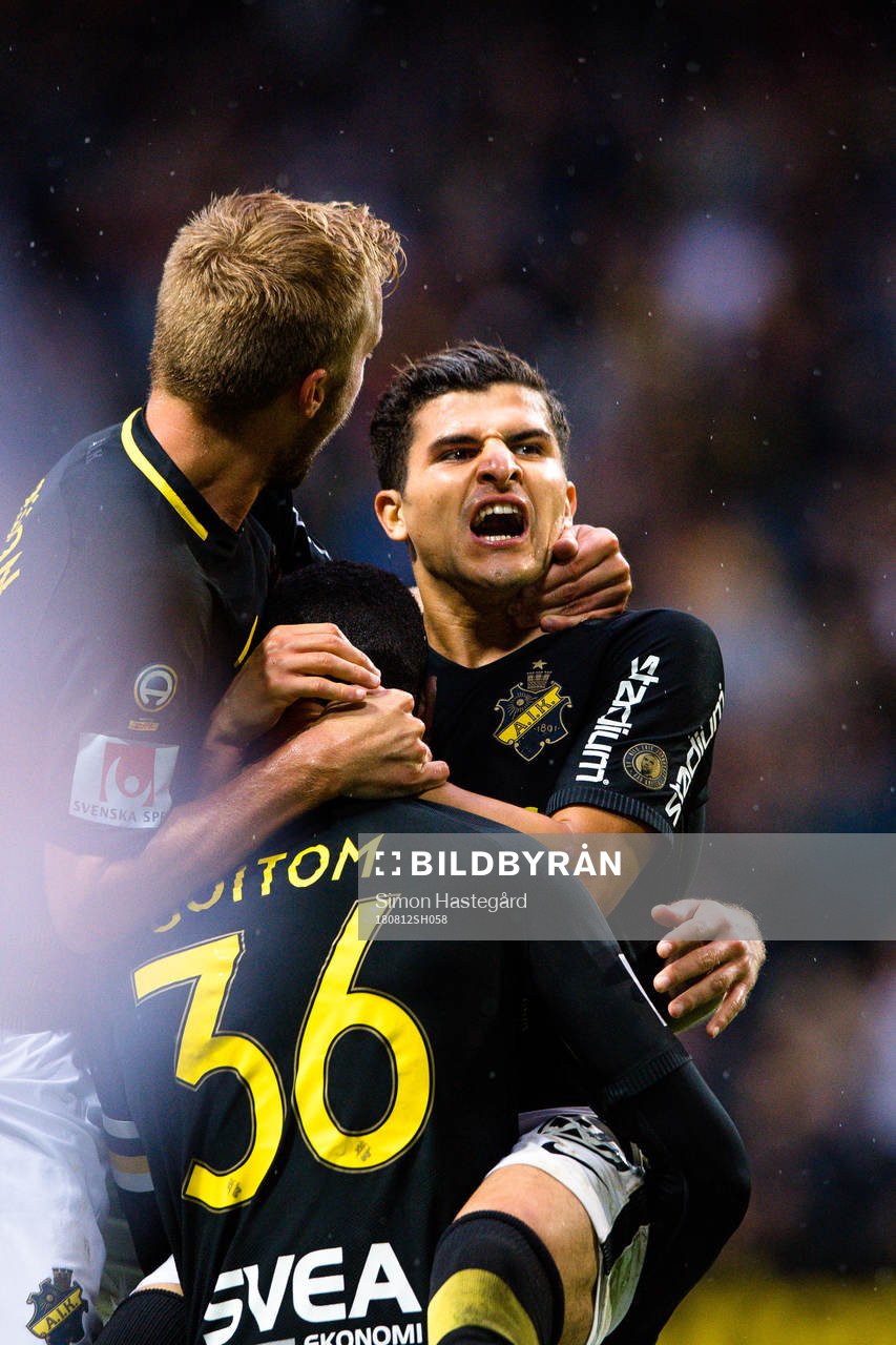 AIK:s Tarik Elyounoussi jublar efter 1-0 av Henok Goitom under fotbollsmatchen i Allsvenskan mellan AIK och Elfsborg den 12 augusti 2018 i Stockholm.