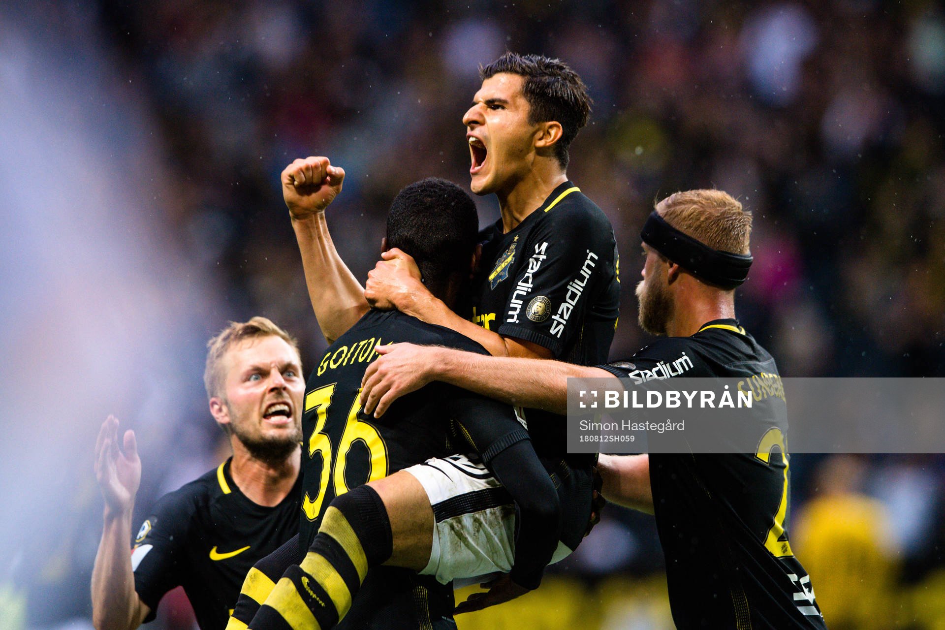 AIK:s Tarik Elyounoussi jublar efter 1-0 av Henok Goitom under fotbollsmatchen i Allsvenskan mellan AIK och Elfsborg den 12 augusti 2018 i Stockholm.
