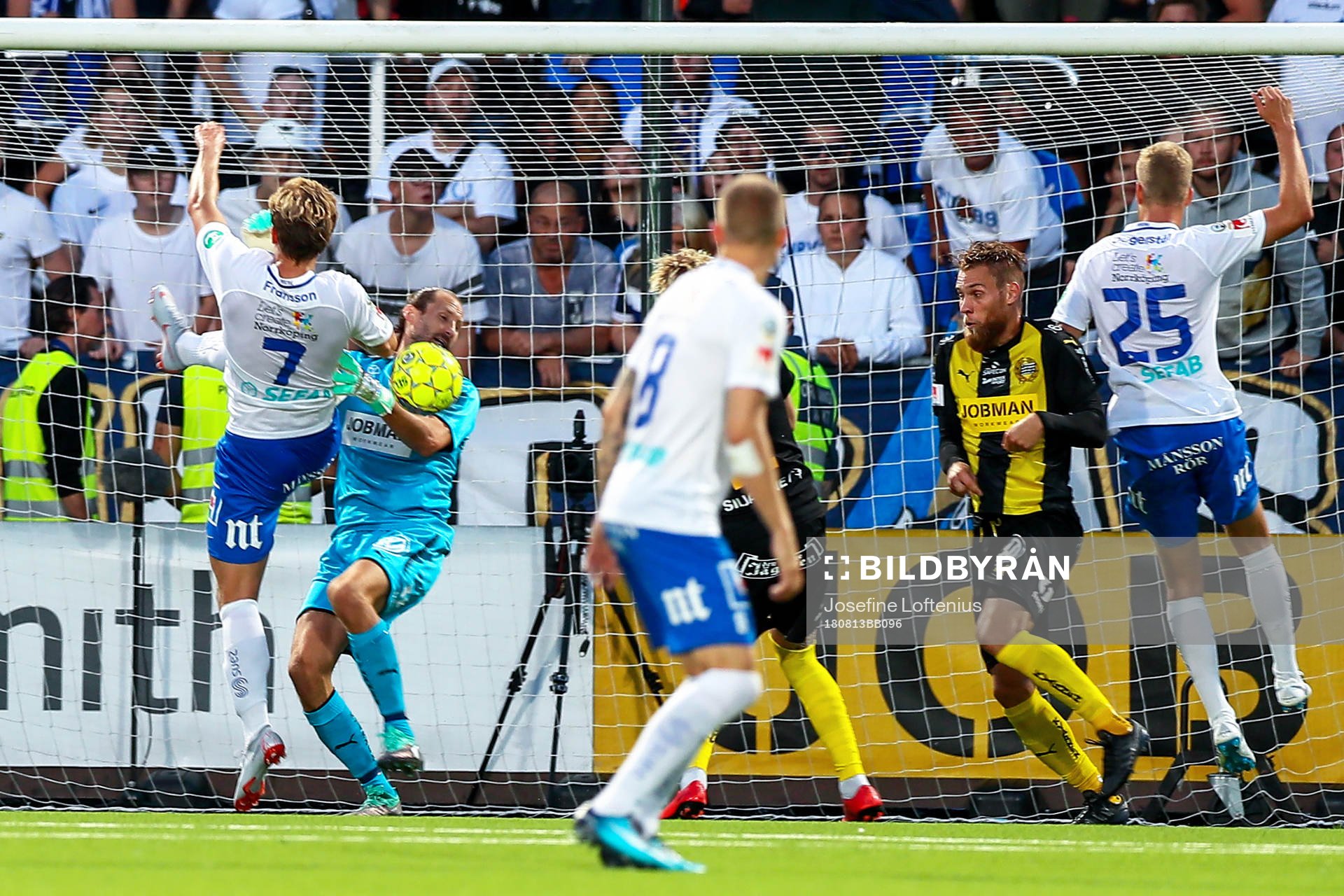 Norrköpings Alexander Fransson och Hammarbys målvakt
