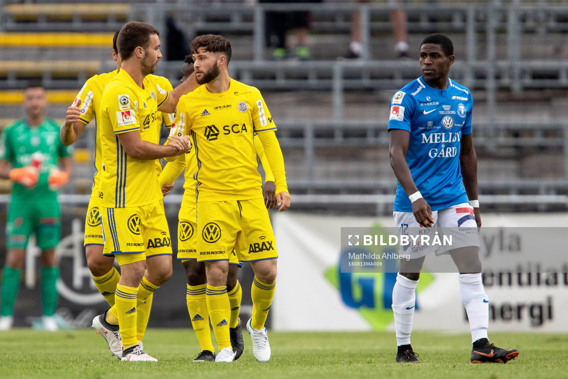 Sundsvalls Jonathan Tamimi Syberg jublar med lagkamrater