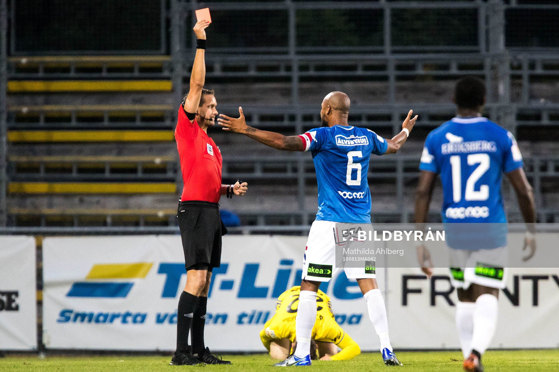Trelleborgs Salif Camara Jönsson får rött kort